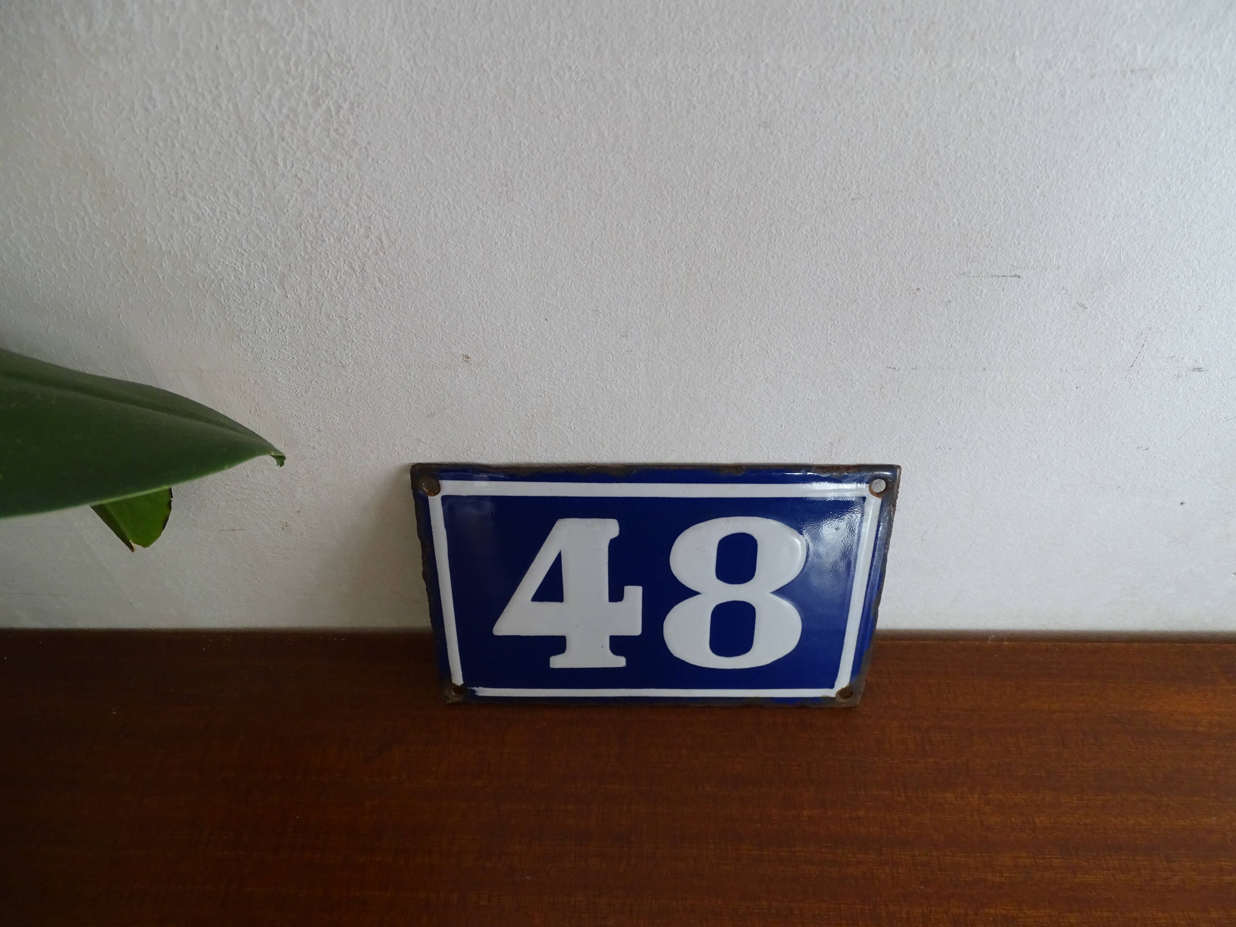 Plaque émaillée ancienne numéro de rue 48