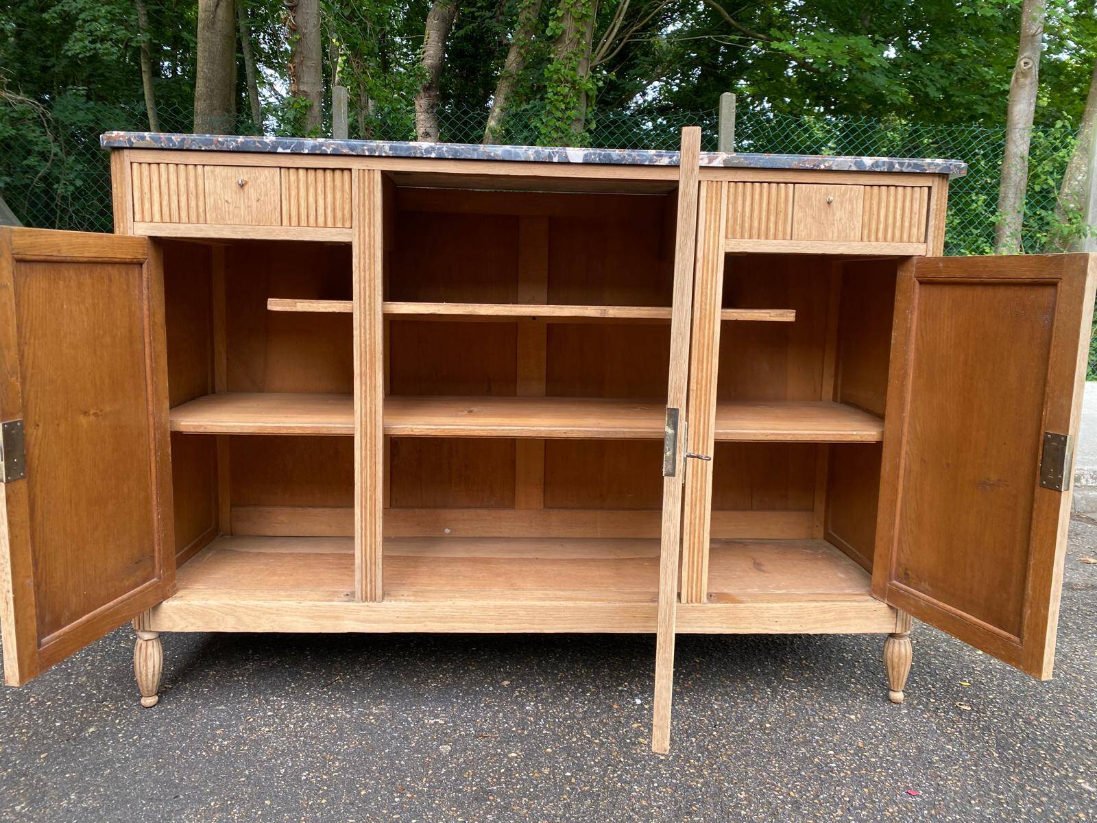 Art Deco buffet renovated in solid oak and breccia marble from the 1930s.