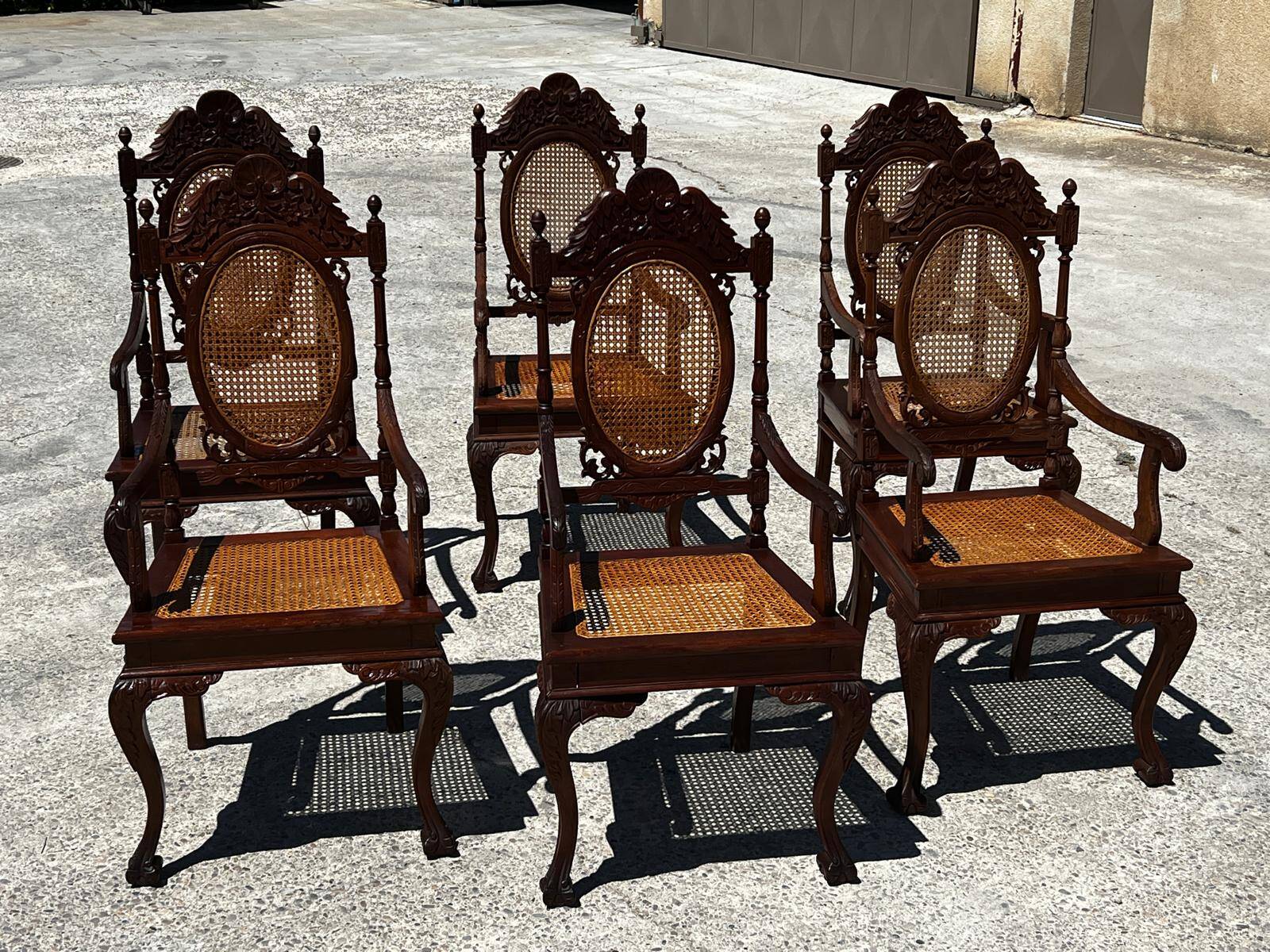 Ensemble de 6 fauteuils médaillon en bois tourné et sculpté fin XIXème