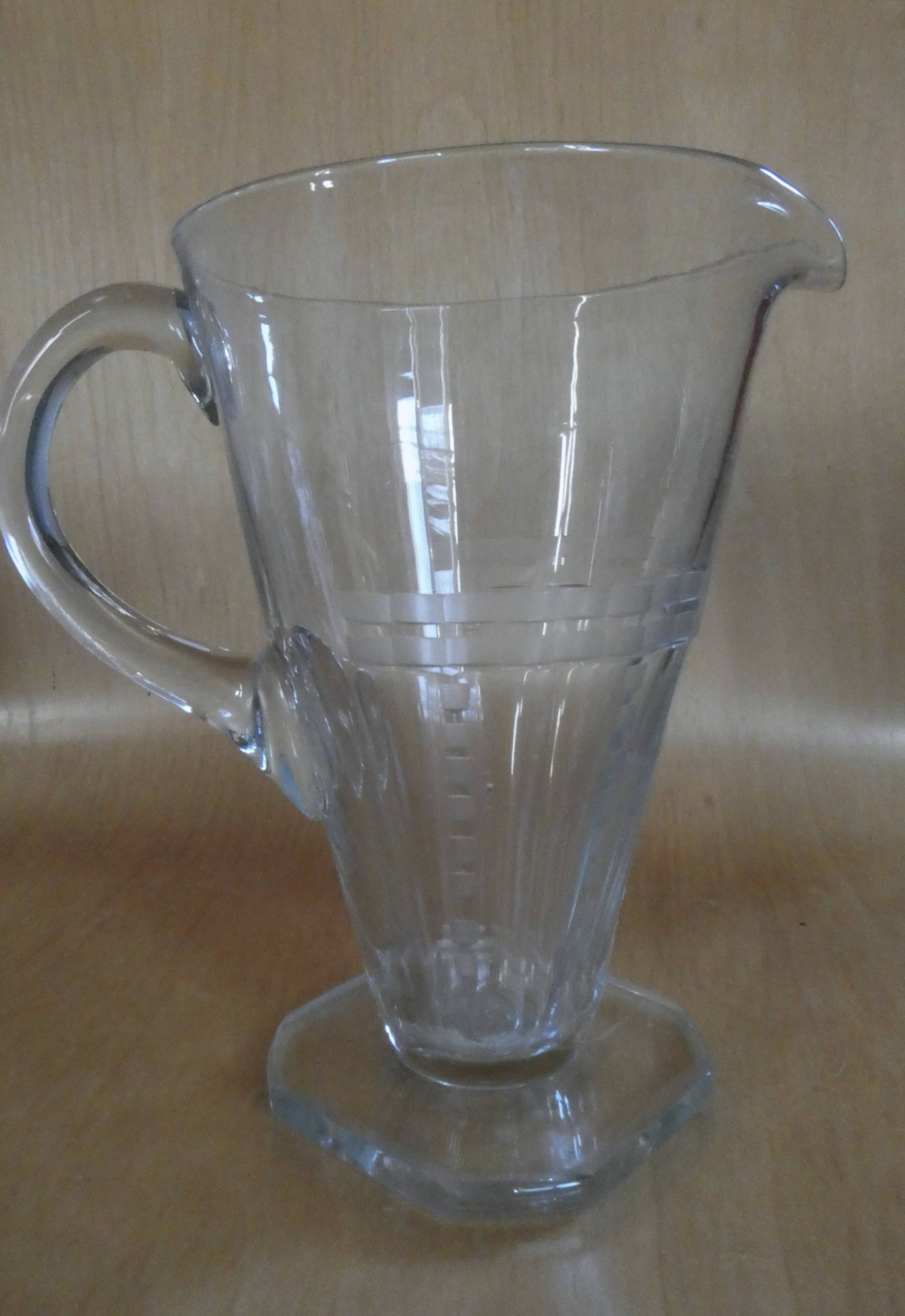 Aiguière Art déco en cristal, élégante et raffinée, au design géométrique