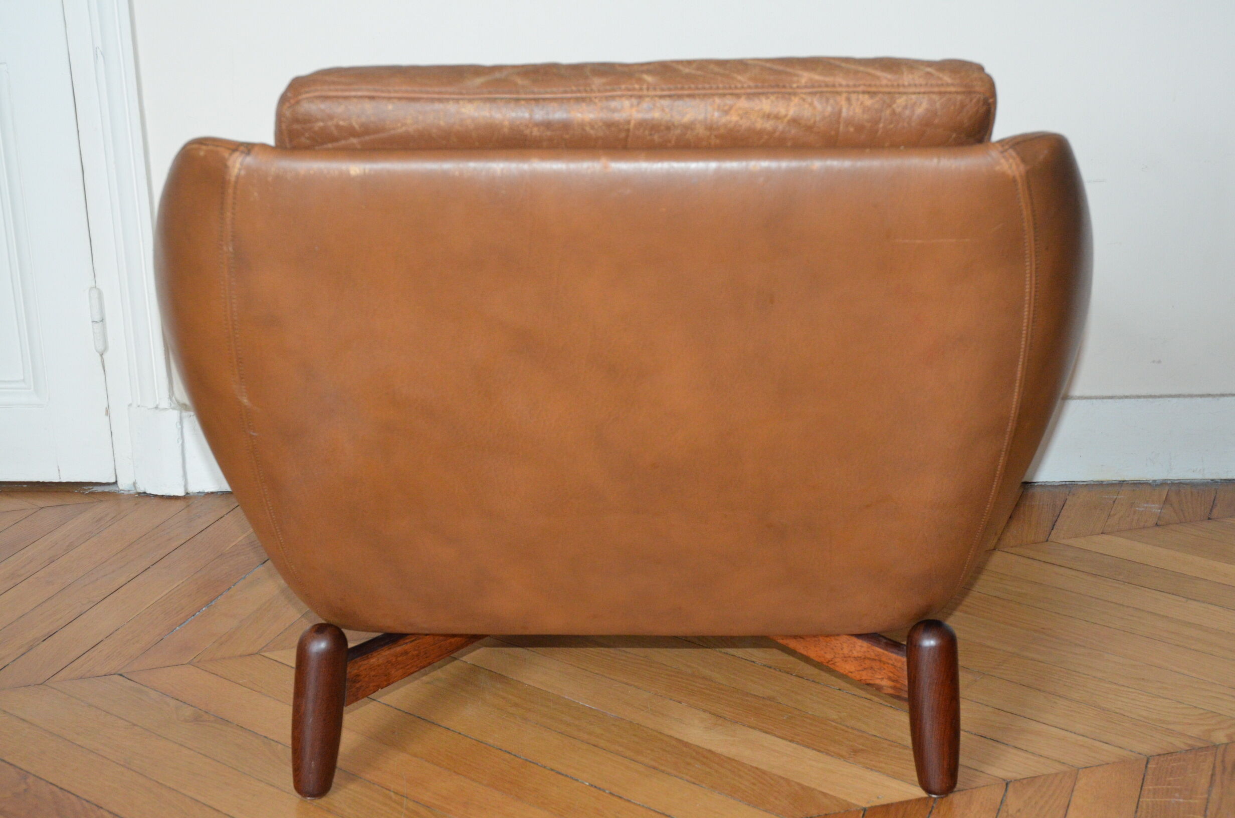 Scandinavian armchair in camel patinated leather