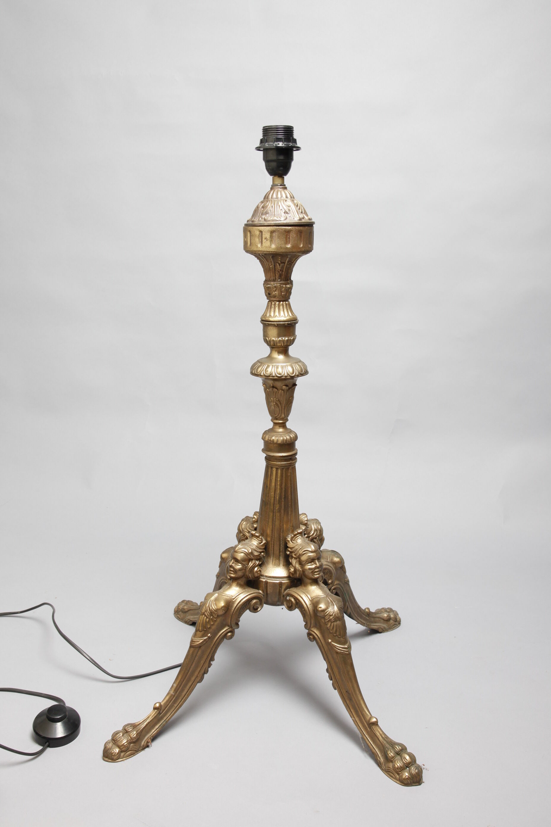 Lamp foot with pagoda lampshade