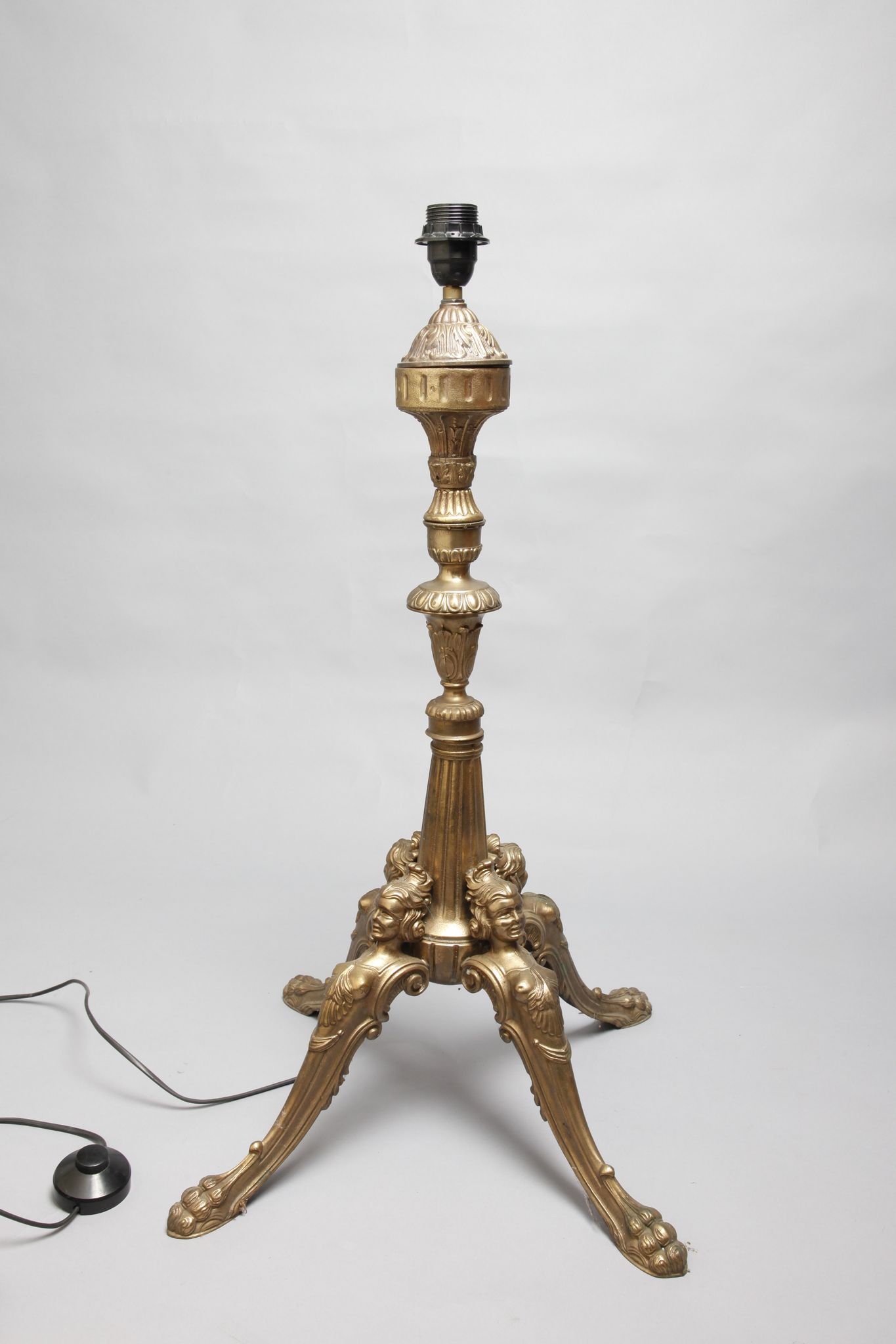Pied de lampe avec abat-jour pagode