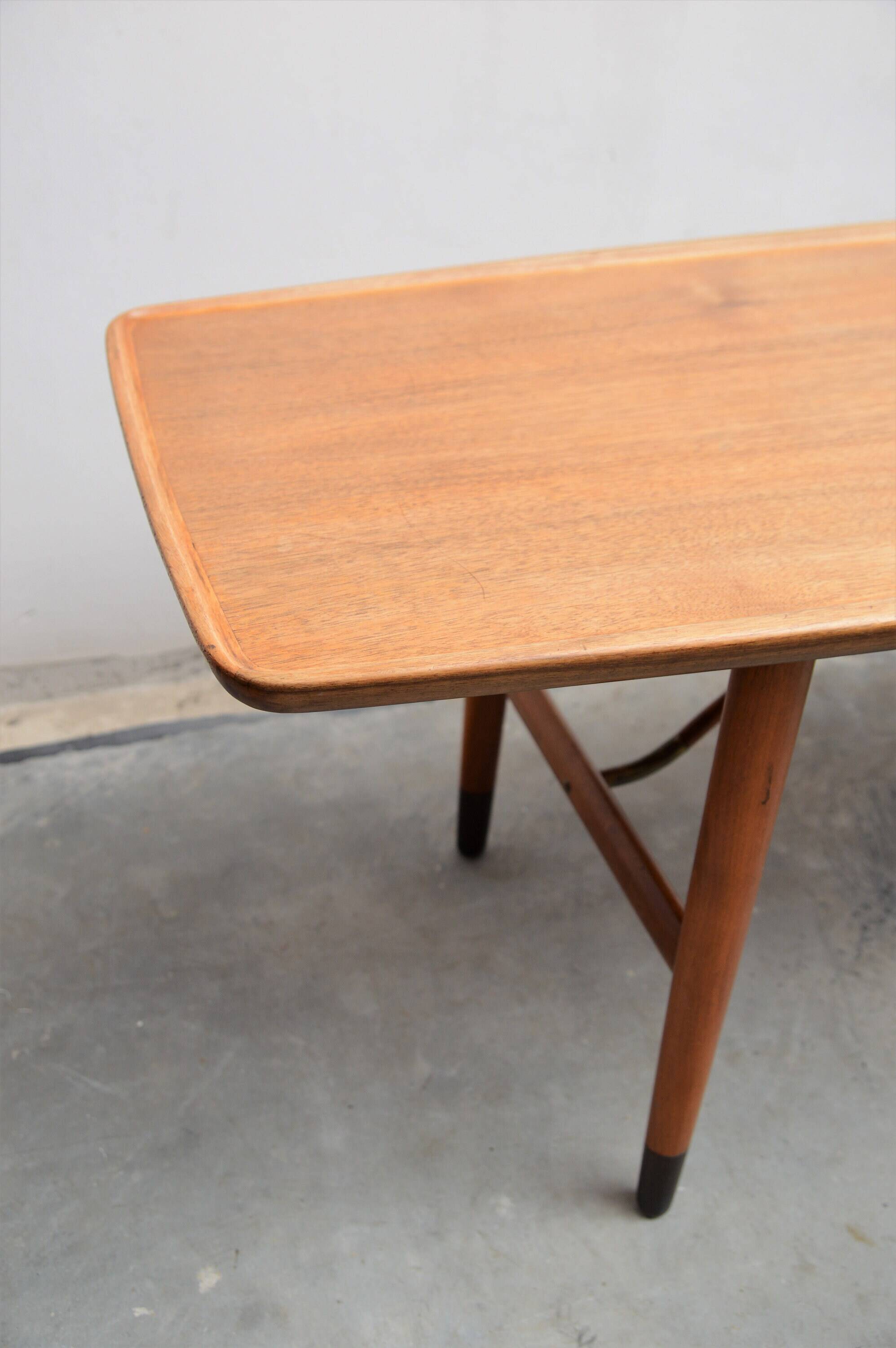 Table basse Anton Kildeberg (attr.), noyer et laiton, Danemark années 5060