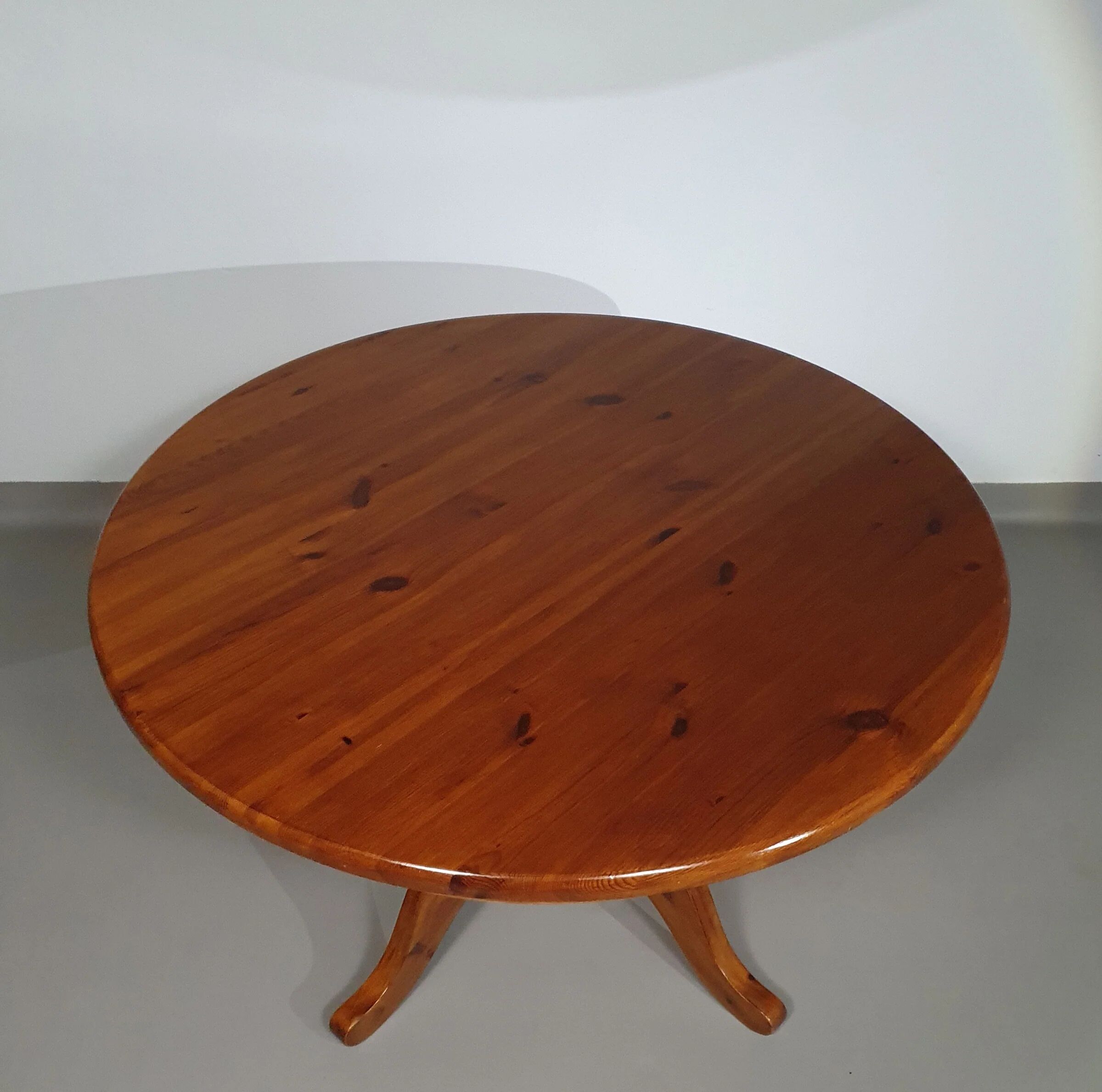 Table à manger en bois de pin des années 70 / table à pieds en colonne en bois au design à 4 pieds avec plateau rond