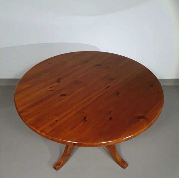 Table à manger en bois de pin des années 70 / table à pieds en colonne en bois au design à 4 pieds avec plateau rond