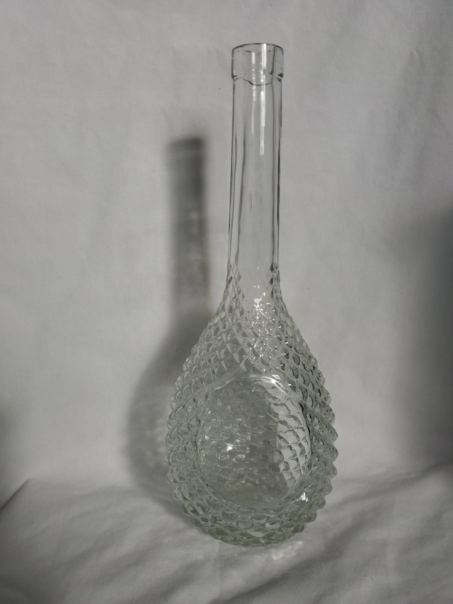 Carafe bouteille en verre décor pointe de diamant ananas