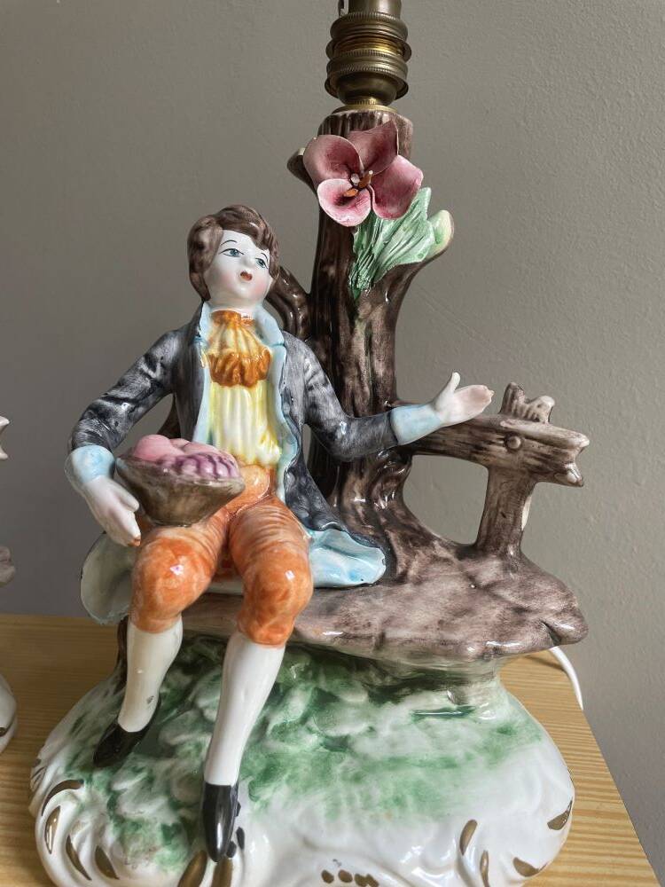 Paire de lampes de table en porcelaine italienne par Capodimonte.