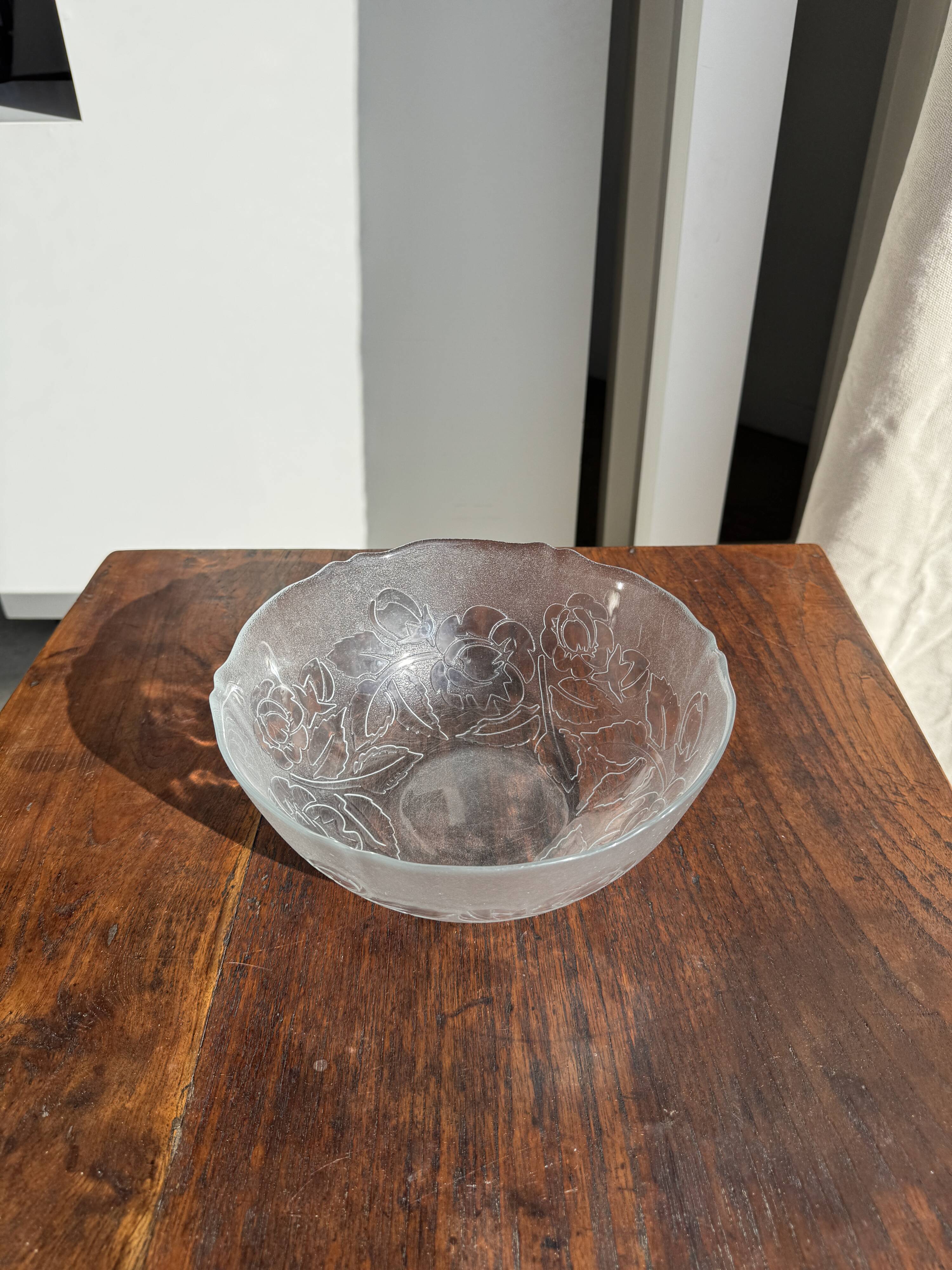 Vintage salad bowl with stylised rose pattern D23 H10