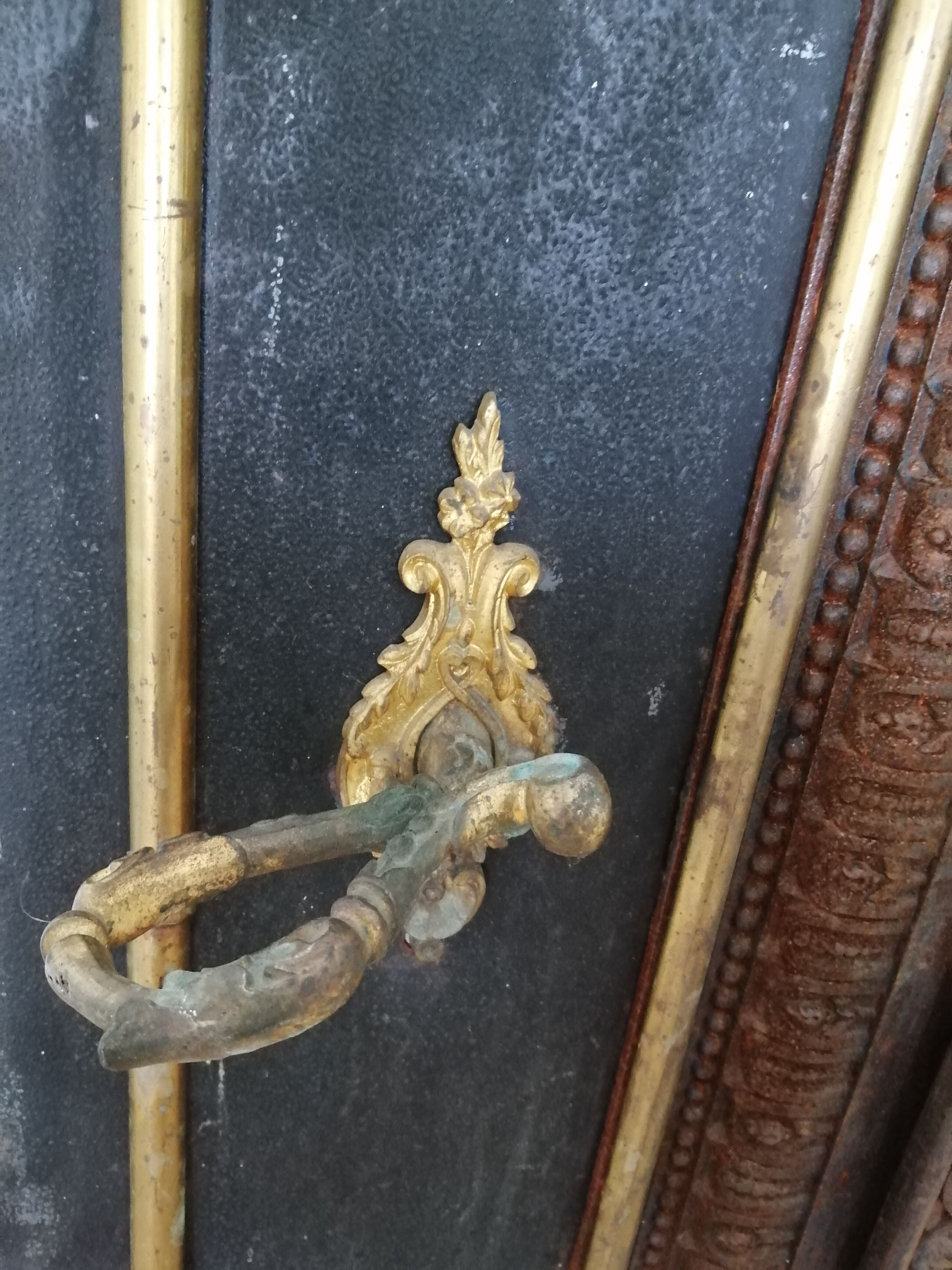 Fireproof adornment against chimney heart