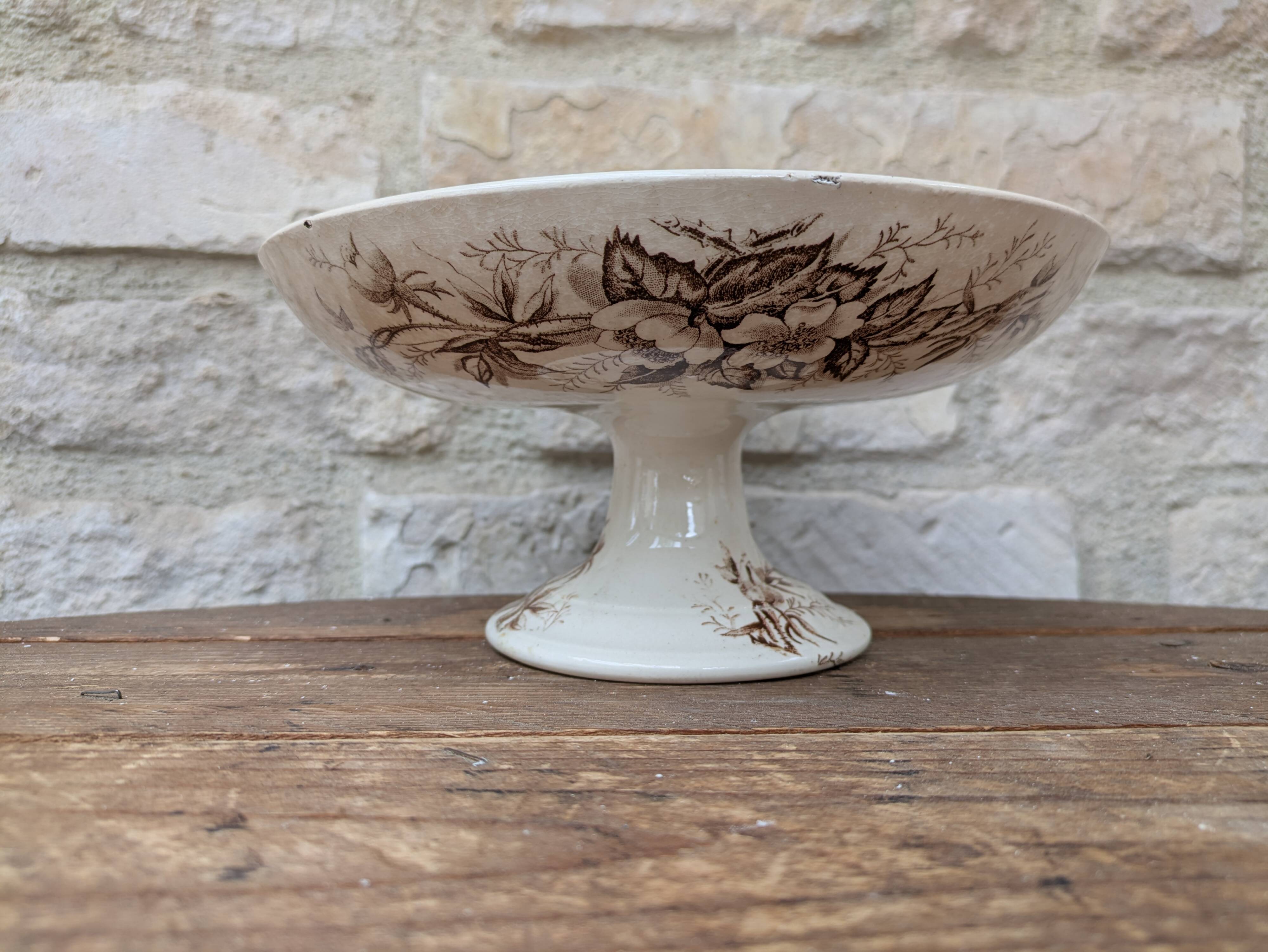 Flat serving compote dish in Terre de Fer HB & Cie with brown floral decoration.
