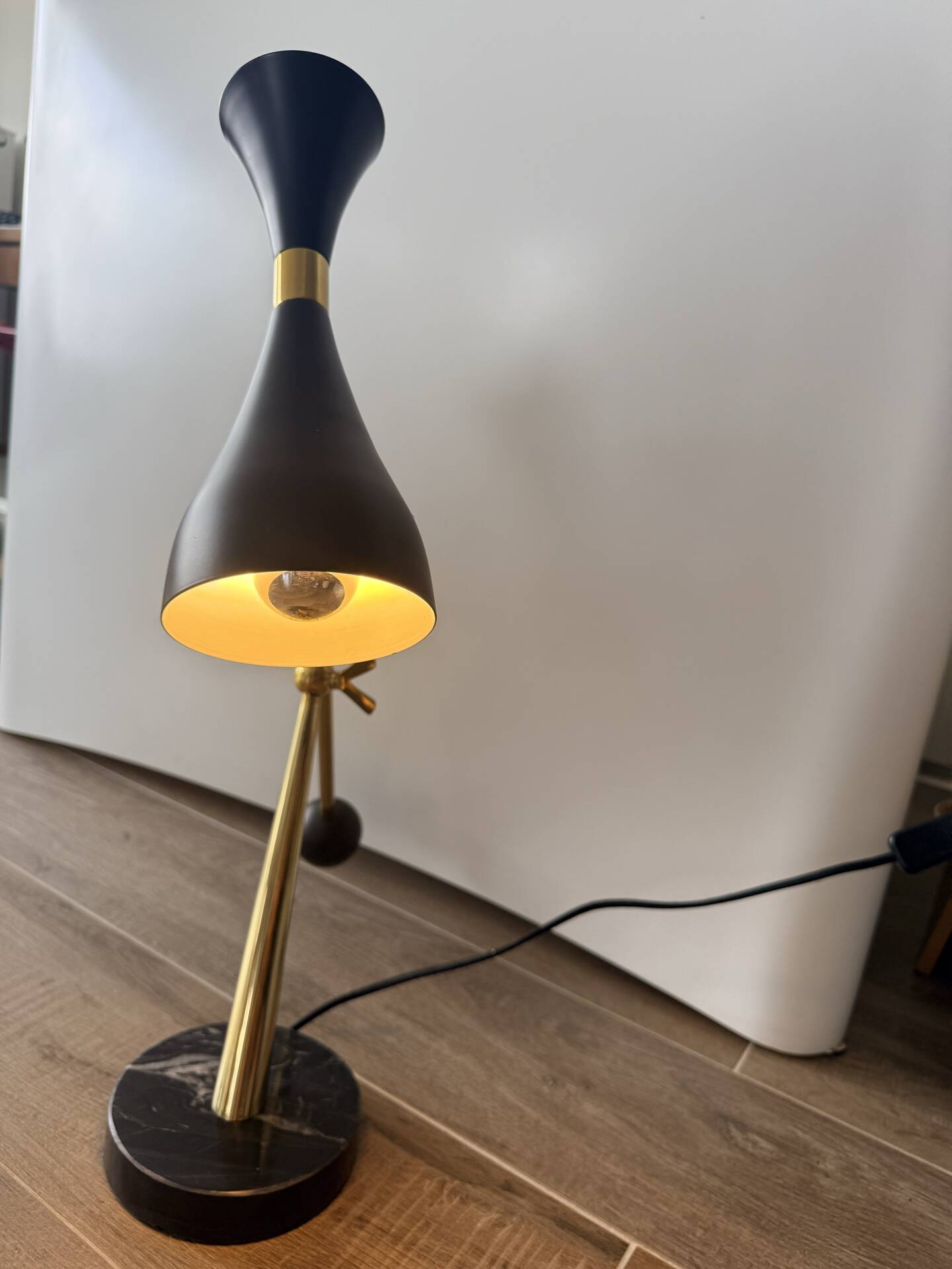 Eichholtz Cordero desk lamp in brass, black metal and marble.
