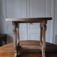Table d'appoint en bois clair cerusé à pietement violonné