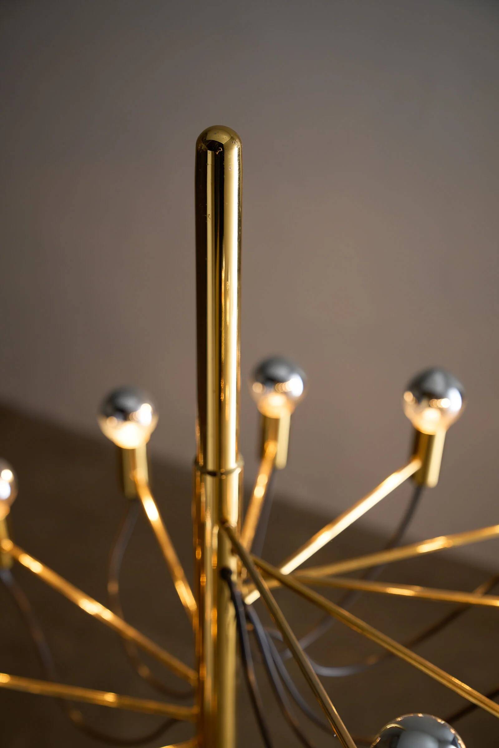 Large sculptural floor lamp executed in the style of Gino Sarfatti