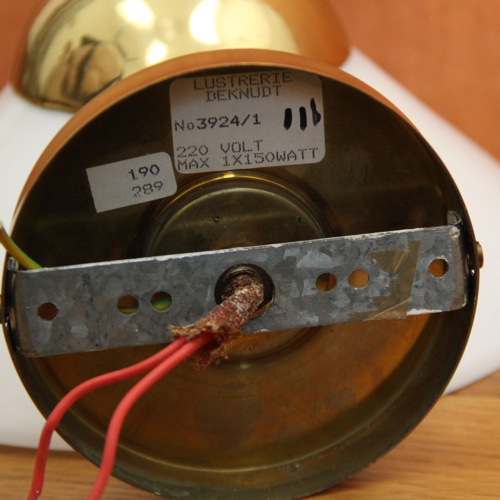 Applique murale laiton et verre opaline blanche lustrerie Deknudt 1980