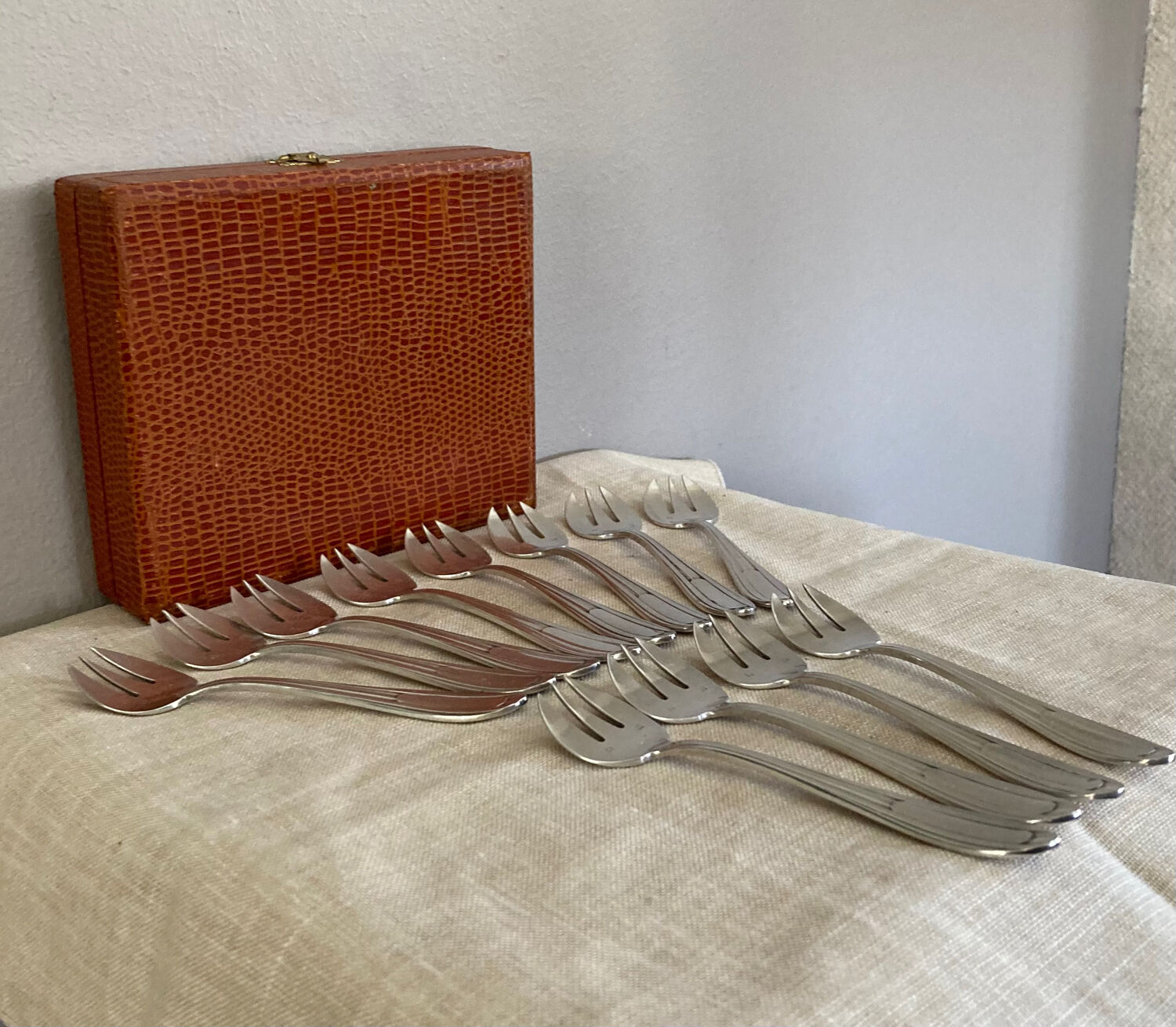 Art Deco oyster forks in punched silver metal, leatherette box