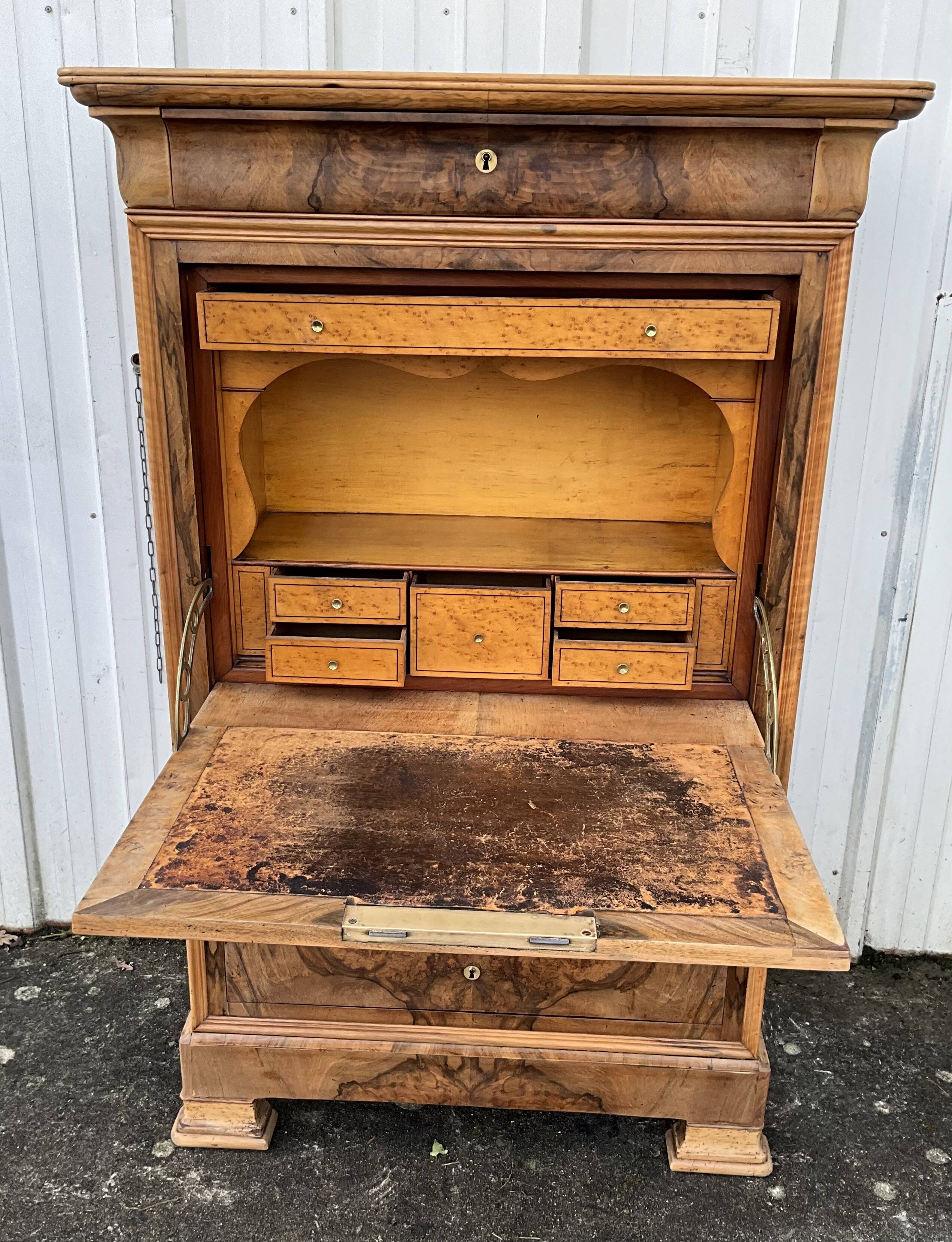 Louis-Philippe secretary, mid-19th century, in walnut burl.