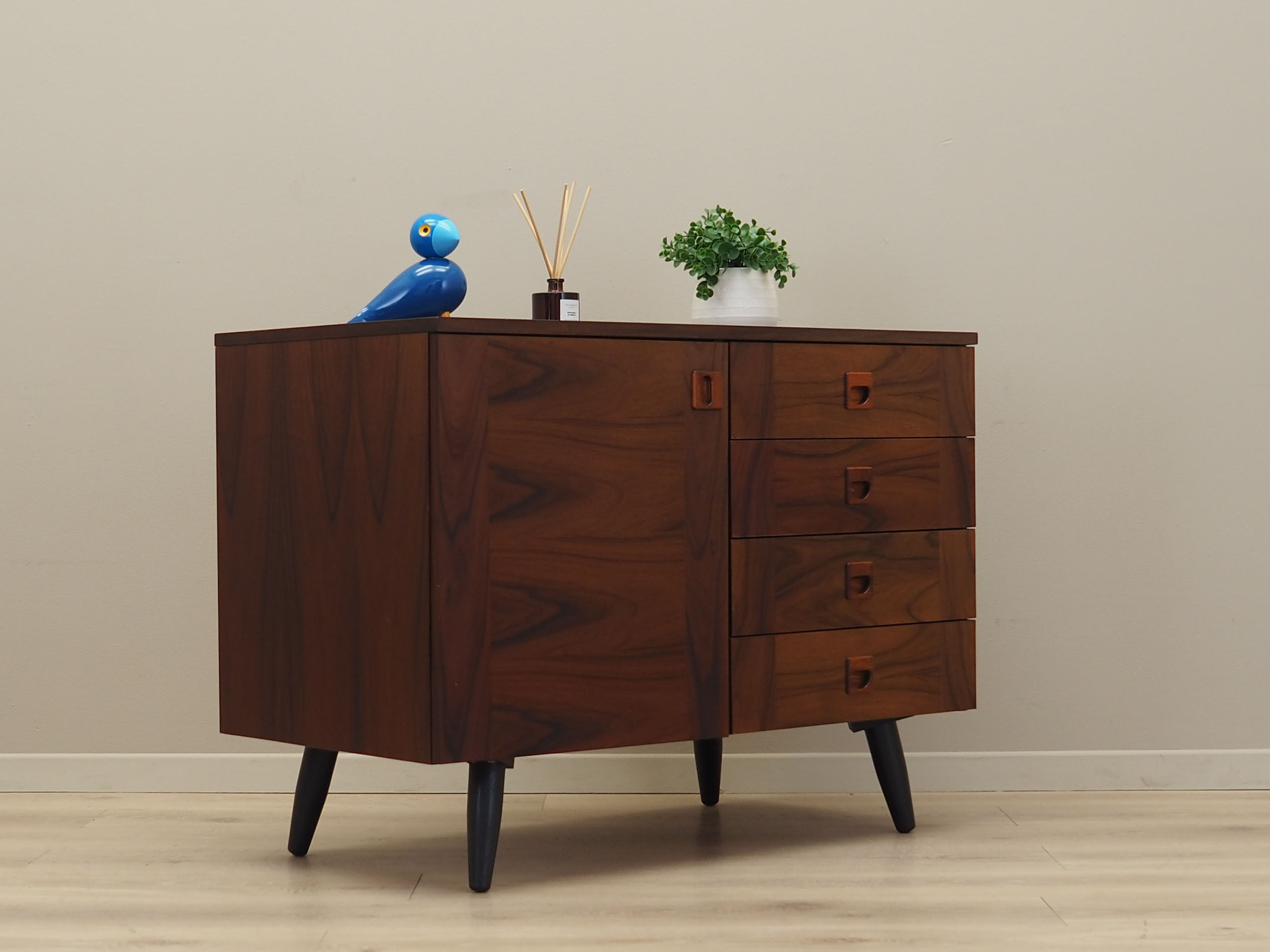 Buffet en noyer, design danois, années 1970, production: Danemark
