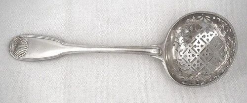 Silver sugar sifter from the 18th century, 23 cm, shell pattern, 106 g.