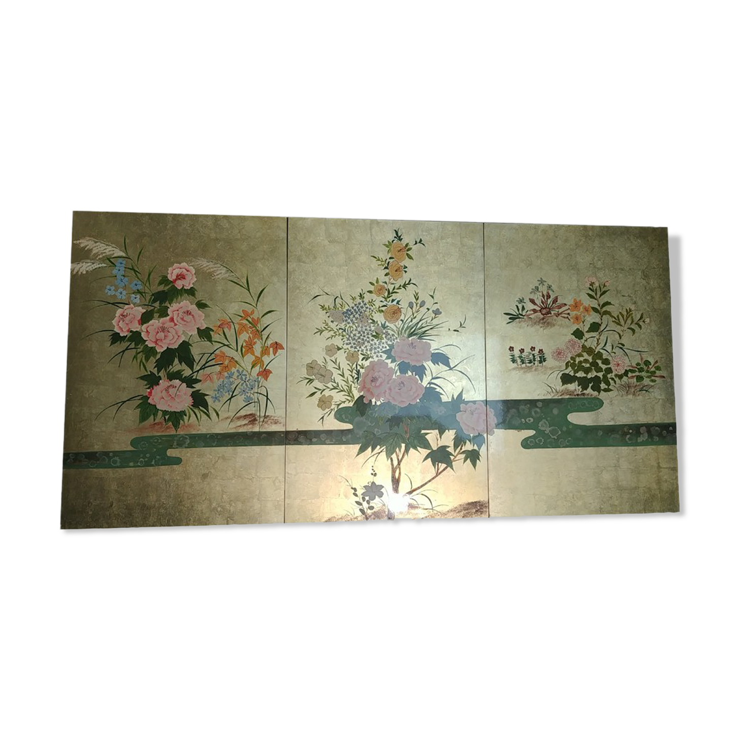 Triptyque de tableaux laqués style japonais représentant des fleurs sur fond or