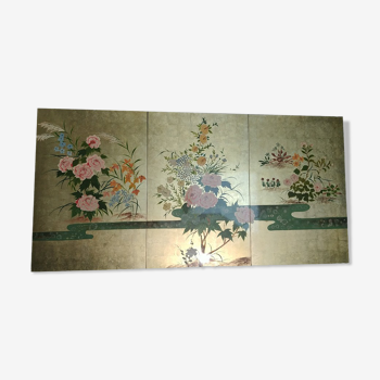 Triptych of Japanese-style laque paintings depicting flowers on a gold background