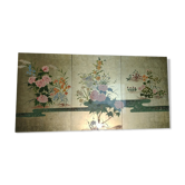 Triptyque de tableaux laqués style japonais représentant des fleurs sur fond or