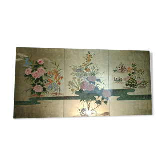 Triptyque de tableaux laqués style japonais représentant des fleurs sur fond or