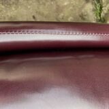 Paire de fauteuils capitonnés en skaï aubergine