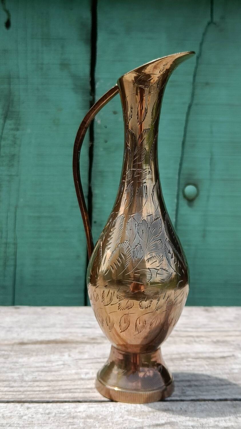 Carafe vase in chiseled brass