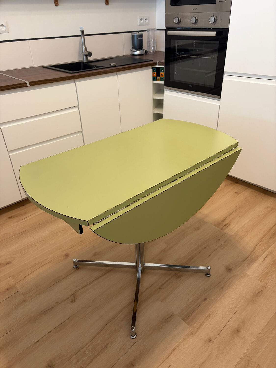 Round extendable folding Formica table with metal legs from the 50s/60s in green.