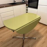 Round extendable folding Formica table with metal legs from the 50s/60s in green.
