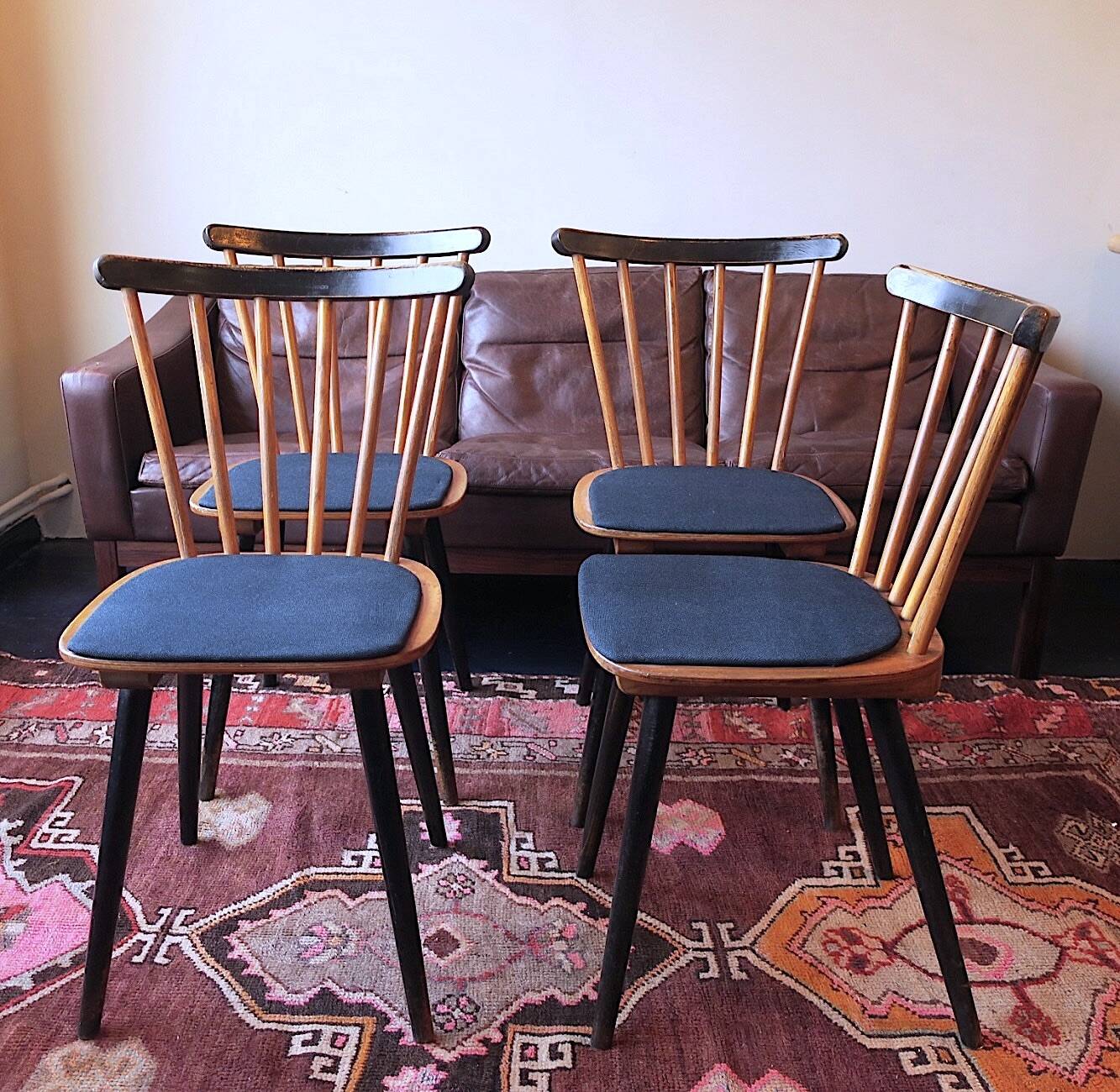 Ensemble de 4 chaises de salle à manger avec des pieds évasés et des housses de siège bleu marine, années 1960.