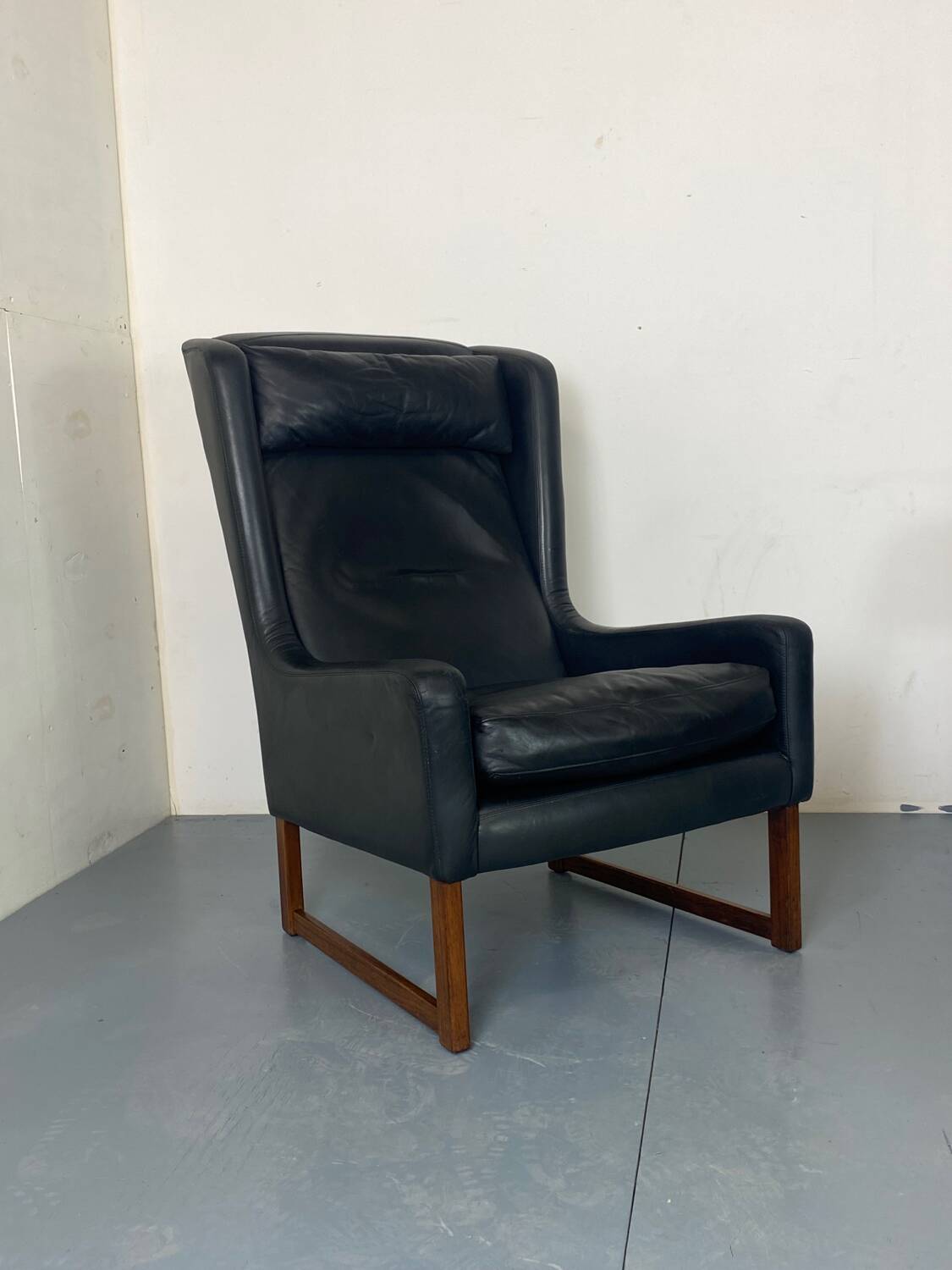 Fauteuil vintage à dossier à oreilles en cuir noir par Rudolf Glatzel pour Kill, 1960