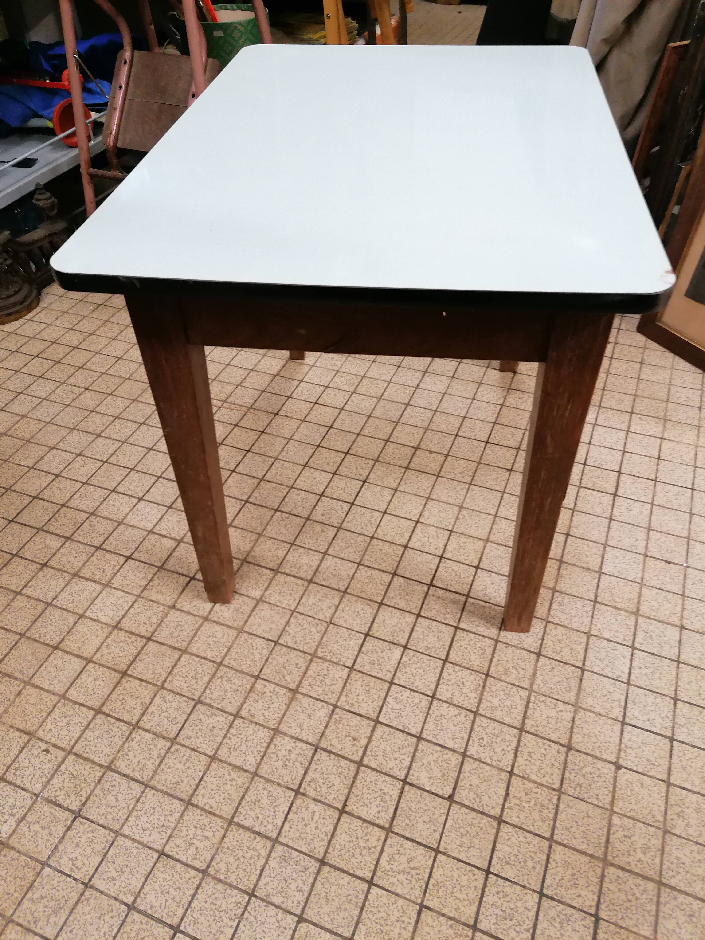 Table in Formica