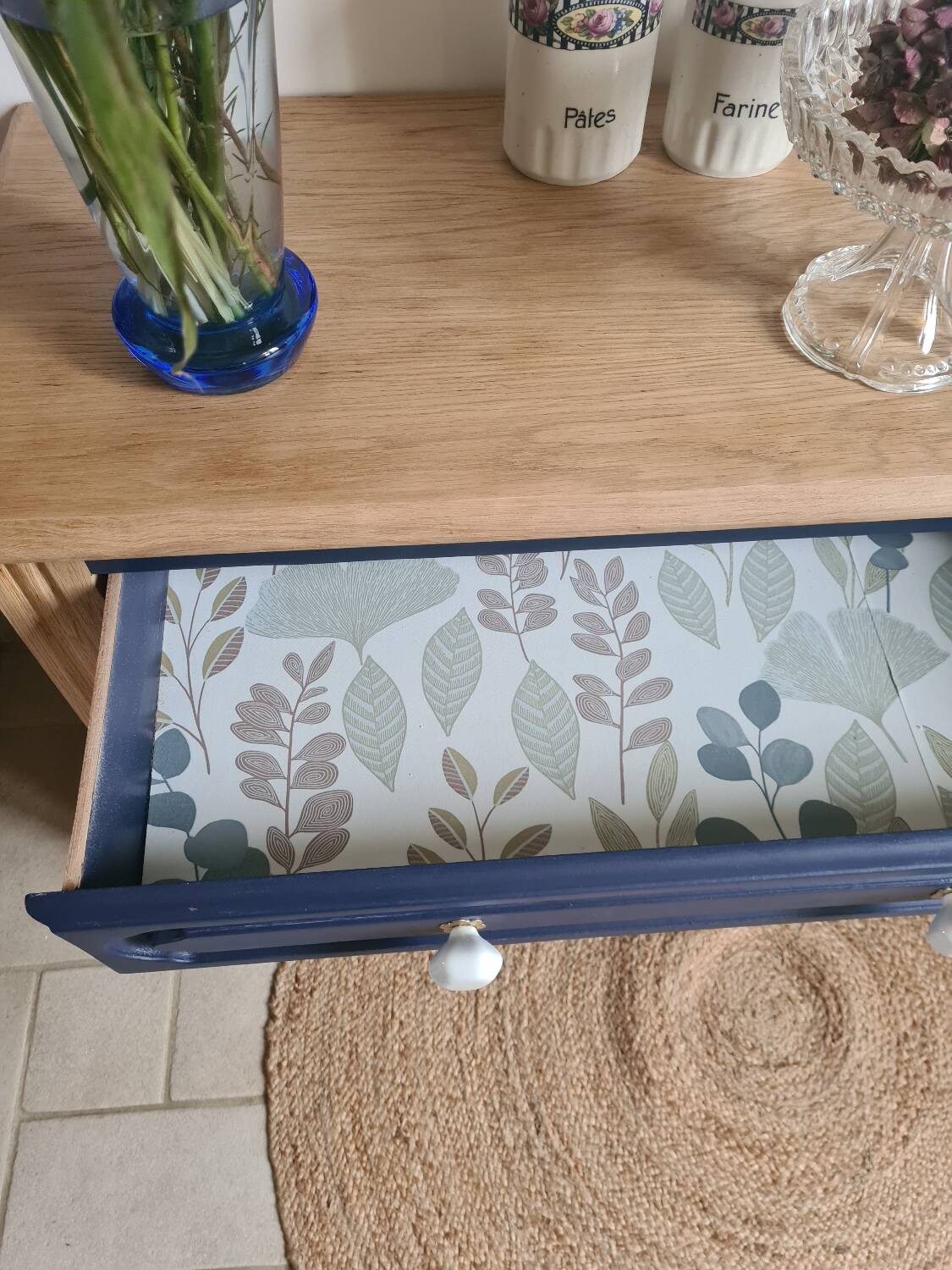 Buffet ouvert bleu de Sèvres et bois