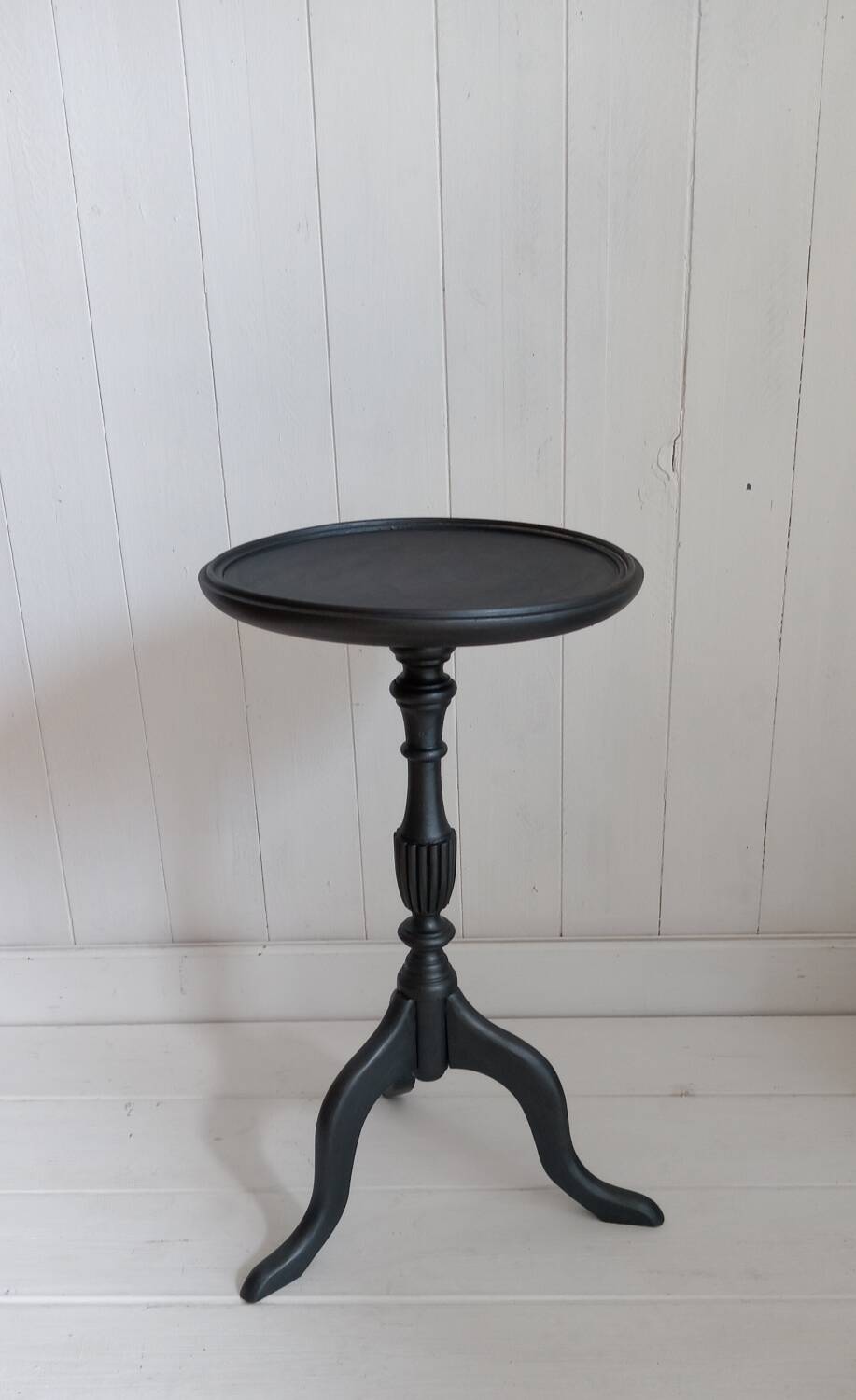 Pedestal table