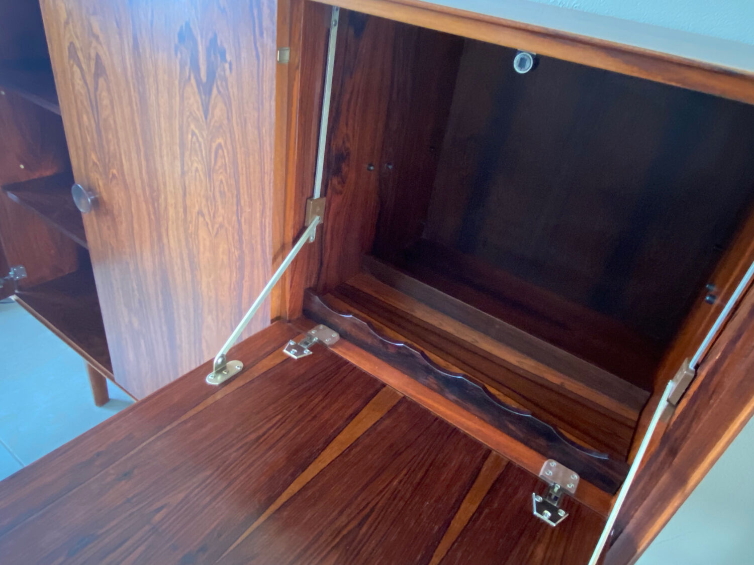 Sideboard / high rosewood row