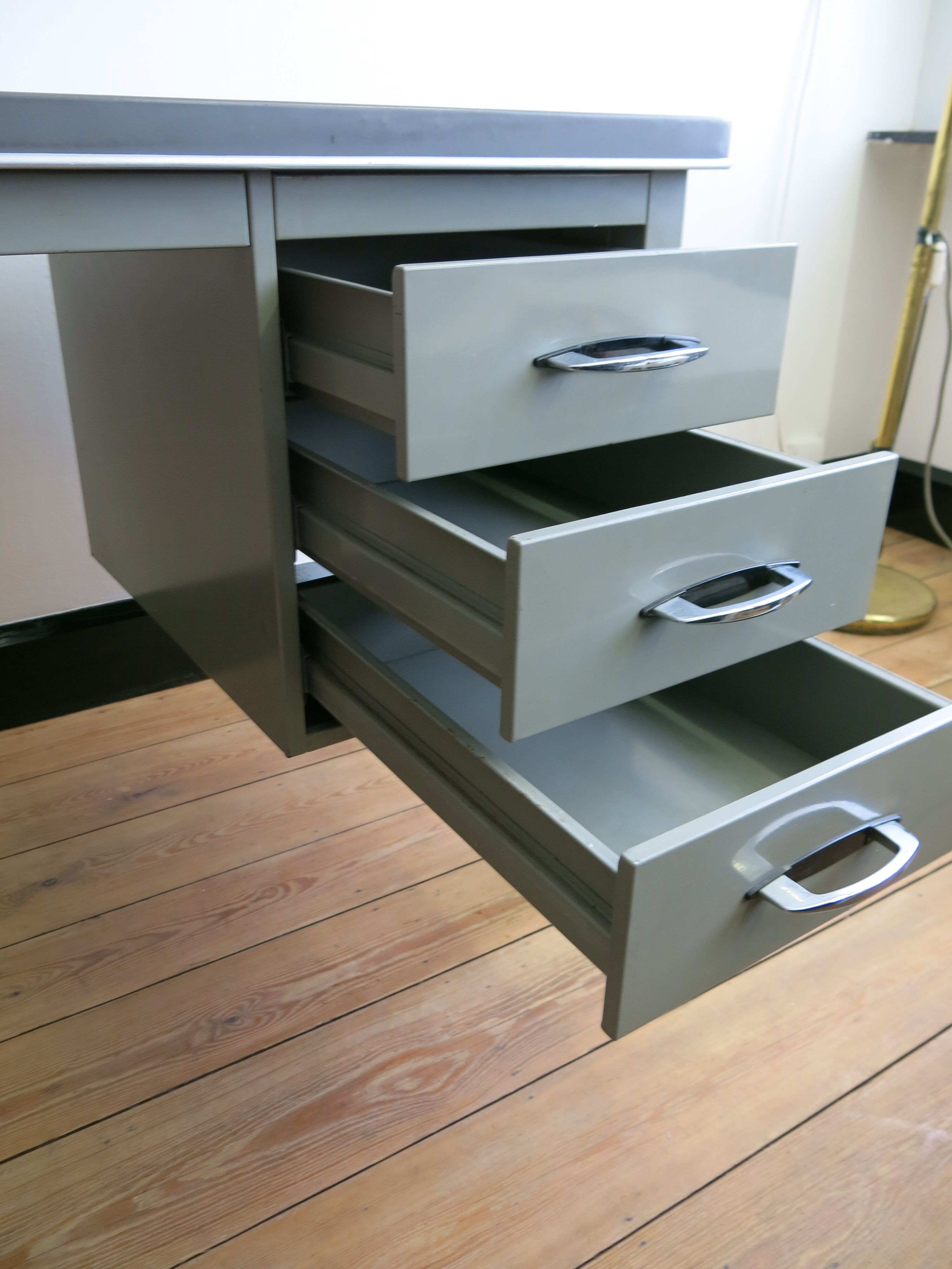 Metal industrial tiny desk