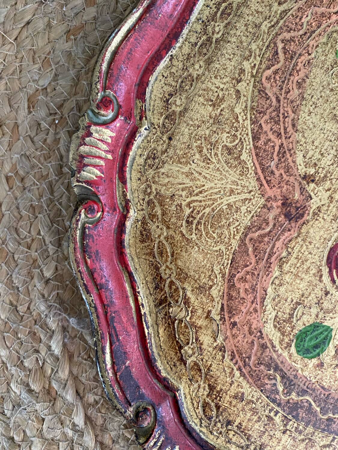 Round tray in Florentine style.