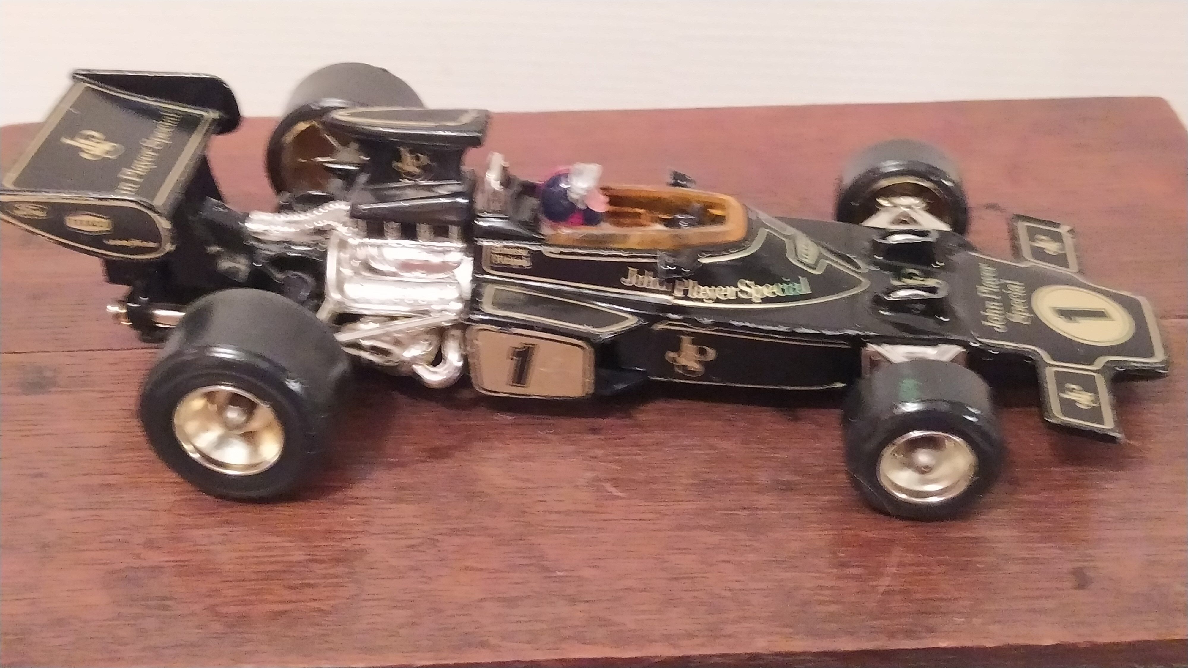 Reduced model corgi john player special f1 1/16