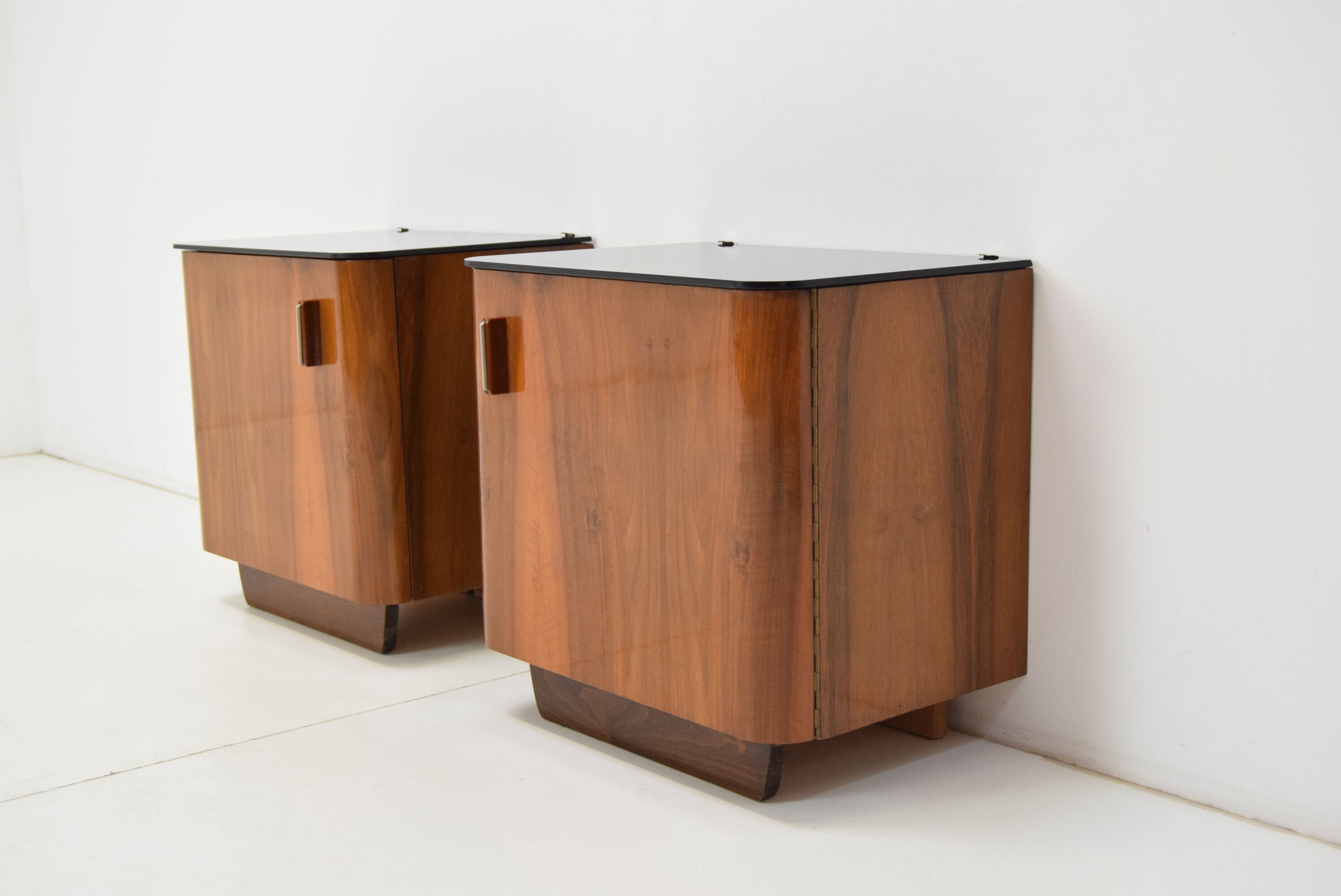 Paire de tables de nuit conçues par Jindrich Halabala, années 1950.