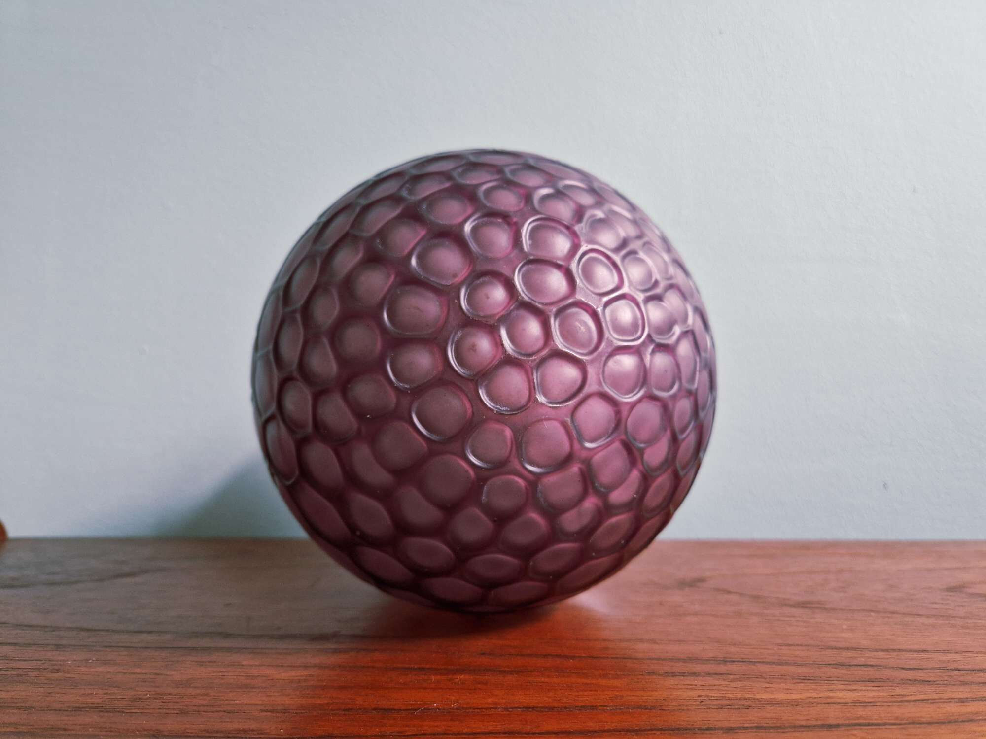 Plafonnier art déco en verre satiné alvéolé couleur aubergine, 1930