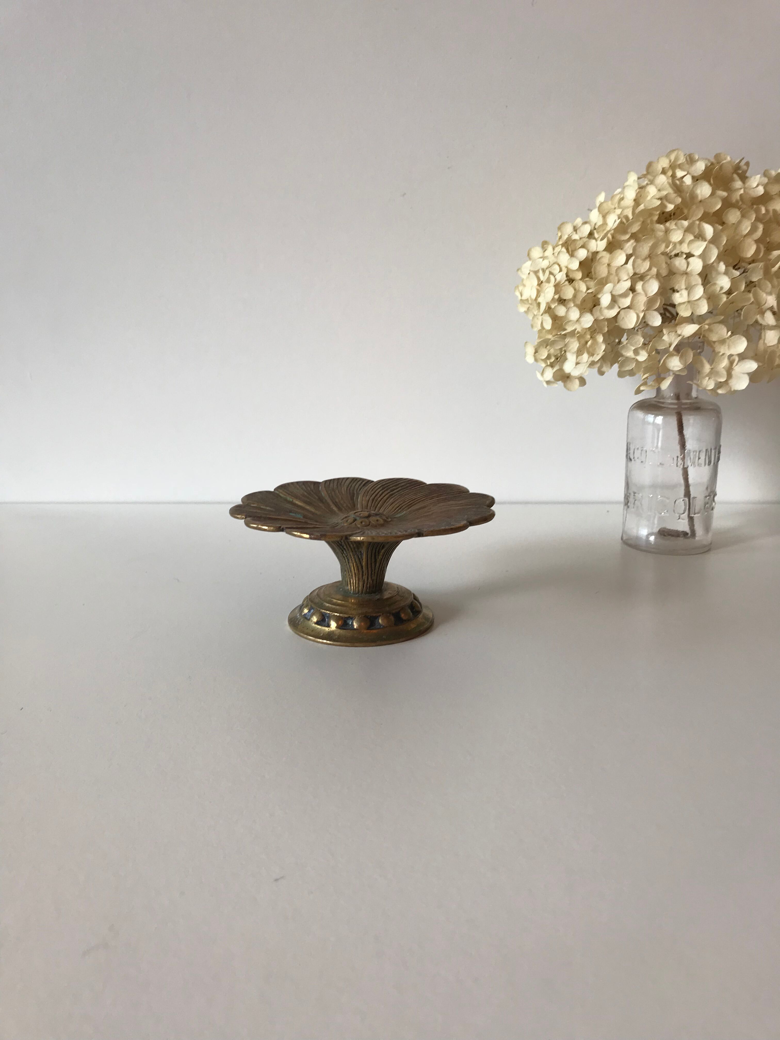 Cup flowers in brass