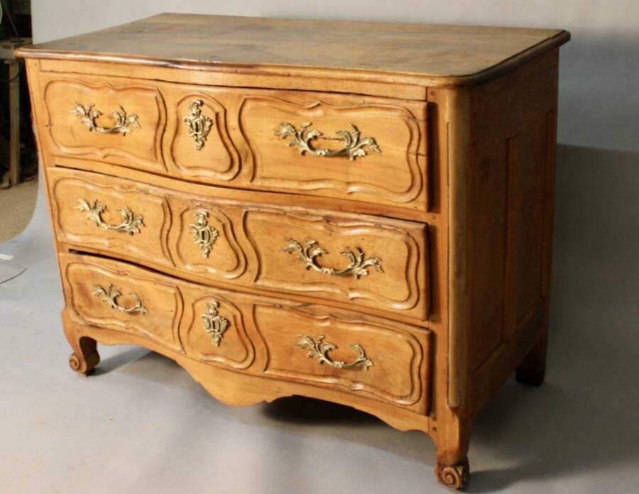 Lyonnaise chest of drawers, 18th century, blond walnut