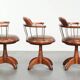 Ensemble de 3 chaises de bureau / de côté pivotantes avec un siège en cuir de vache couleur cognac.