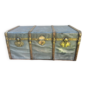 Old travel trunk from the 1930s