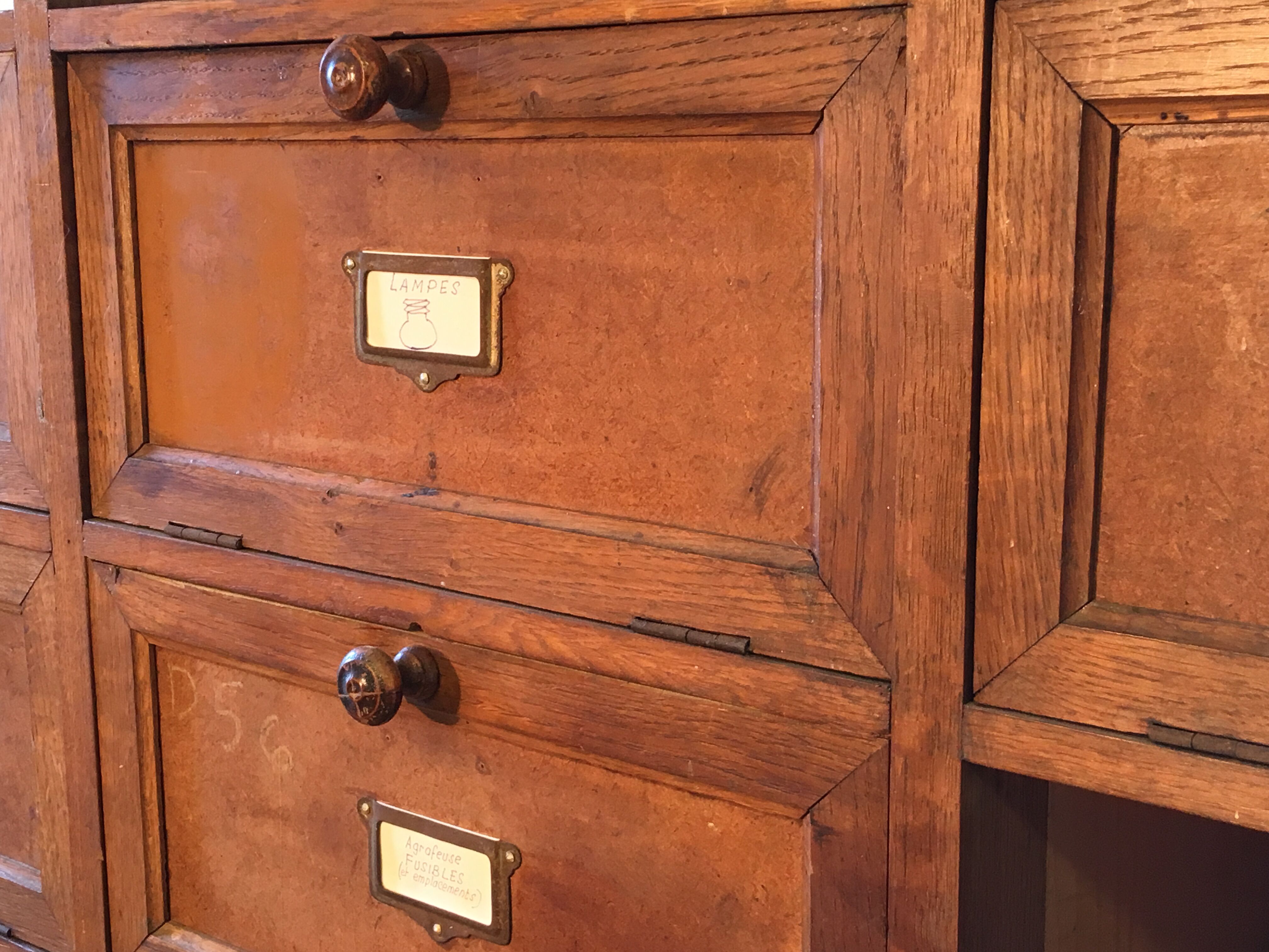 Meuble de métier ancien en bois à clapets