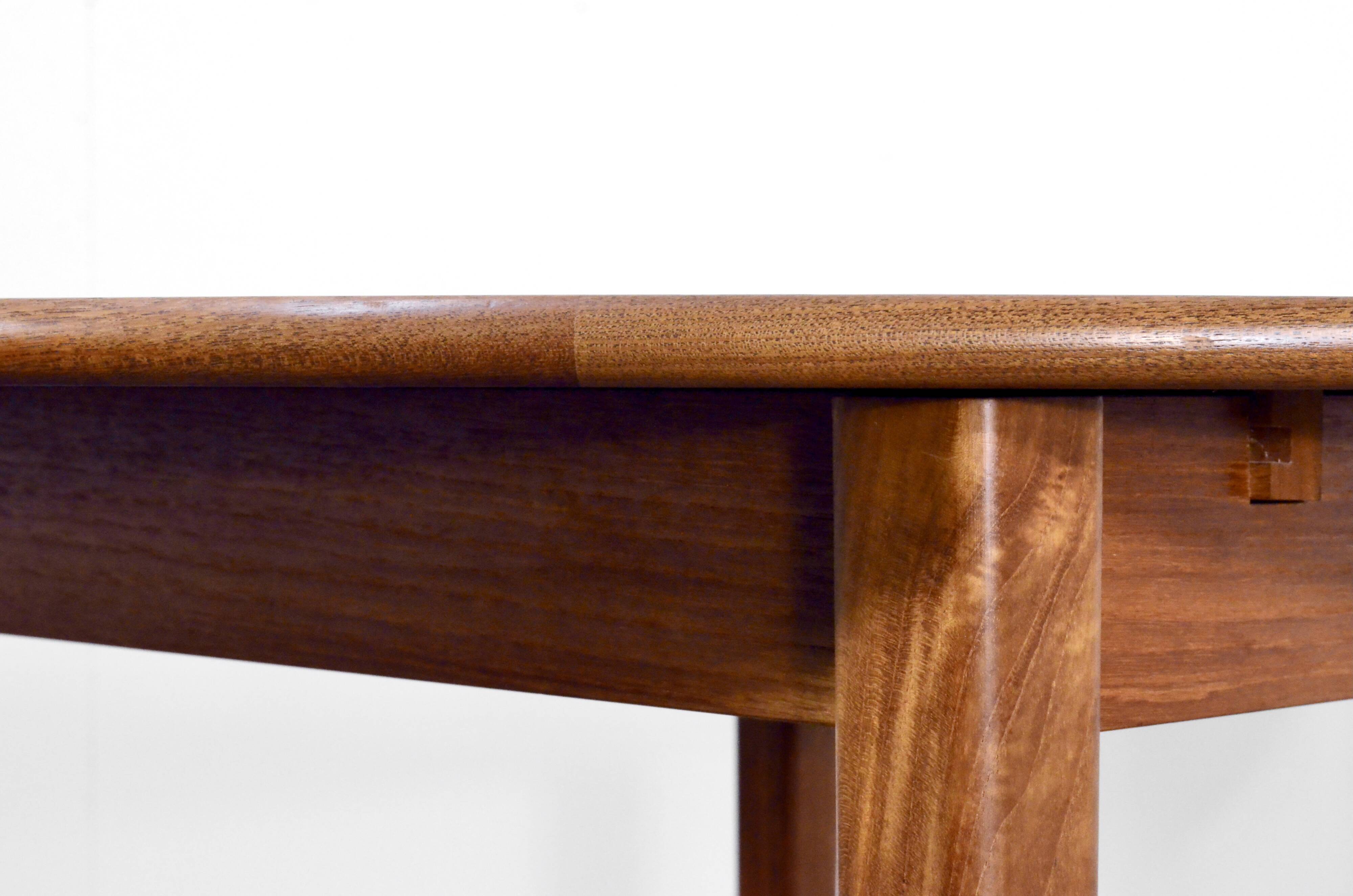 Table ronde extensible en teck danois des années 50.