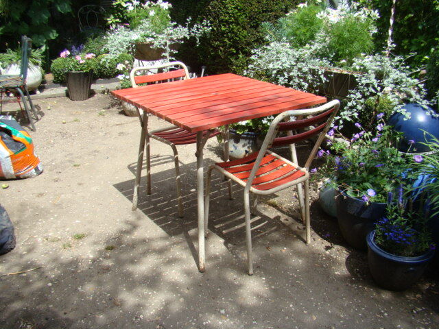 Garden table and two vintage canvas chairs 50/60