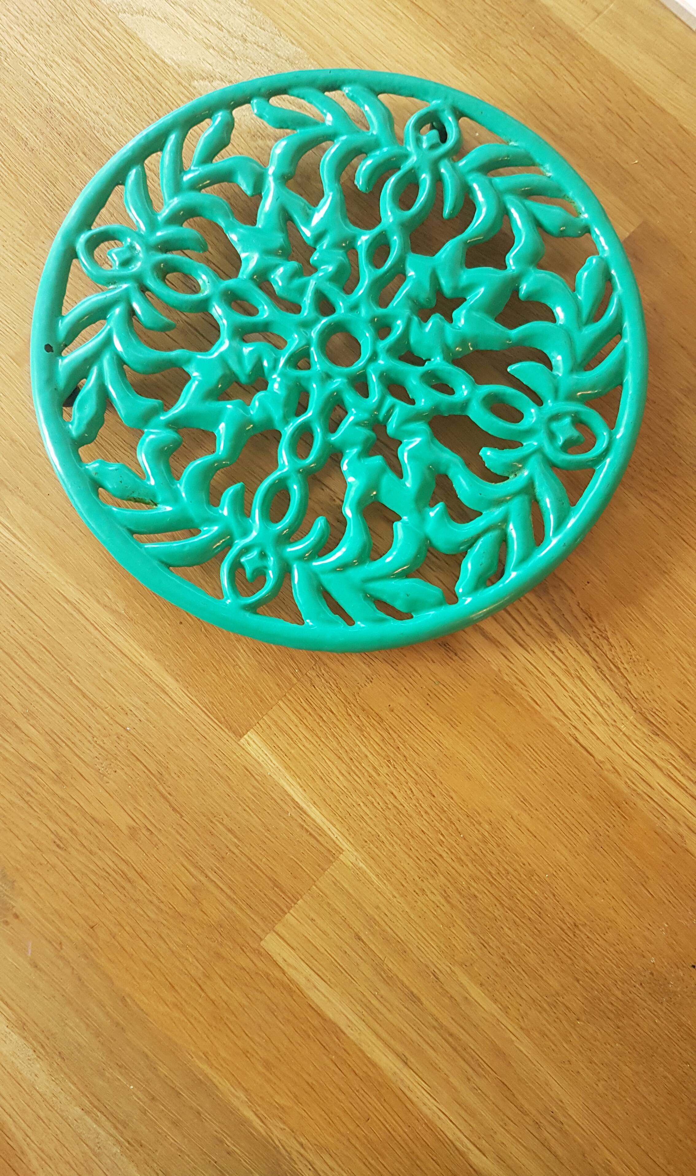 Green enamelled cast iron table mat